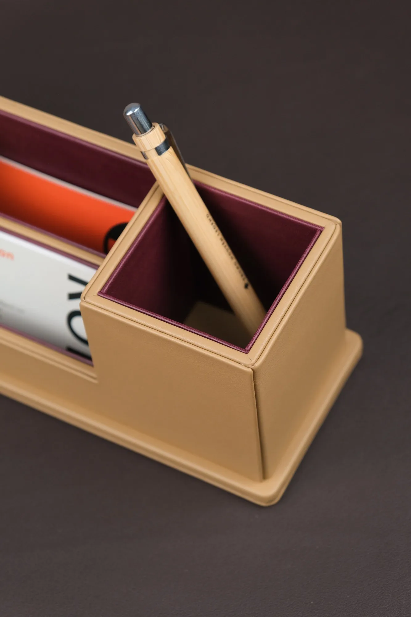 Ảnh Studio Hộp cắm bút để bàn bọc da phối khay danh thiếp - Koi Leather