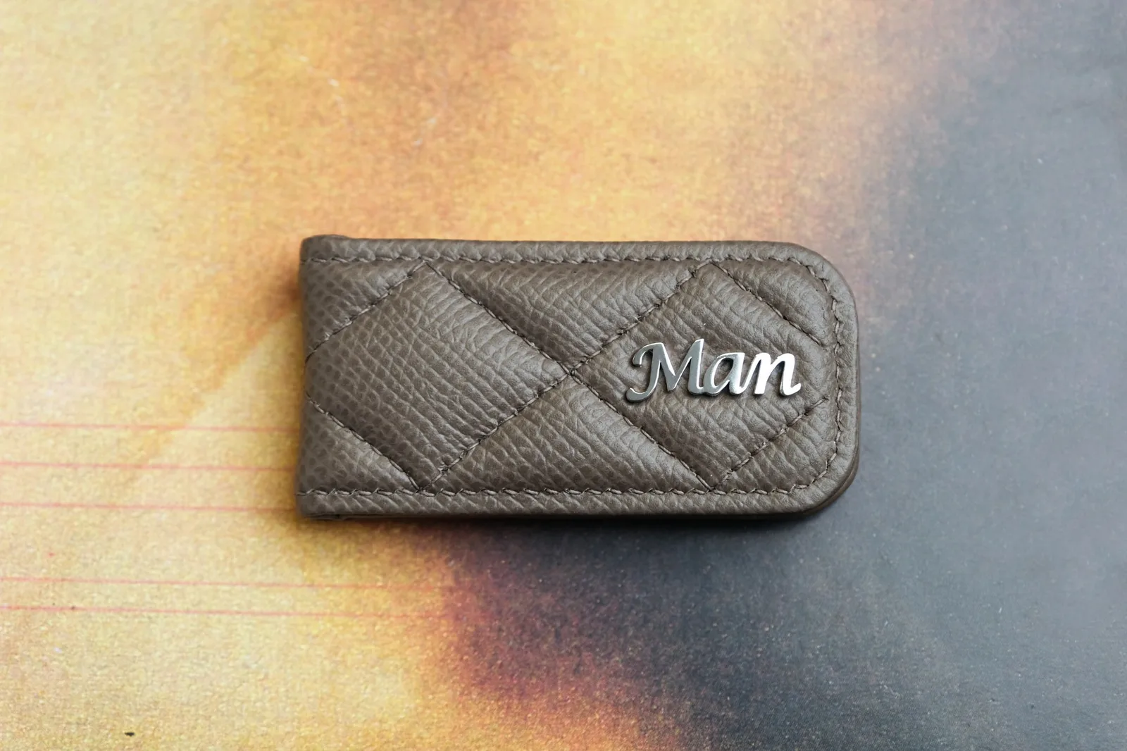 Ảnh Studio Kẹp tiền da Epsom màu xám chần trám - Koi Leather
