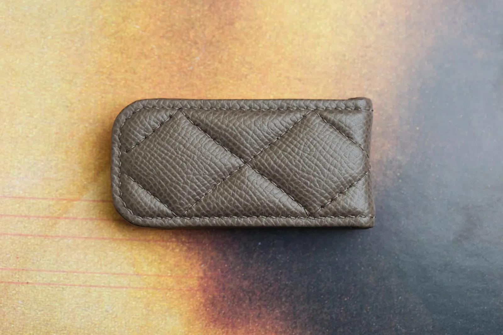 Ảnh Studio Kẹp tiền da Epsom màu xám chần trám - Koi Leather