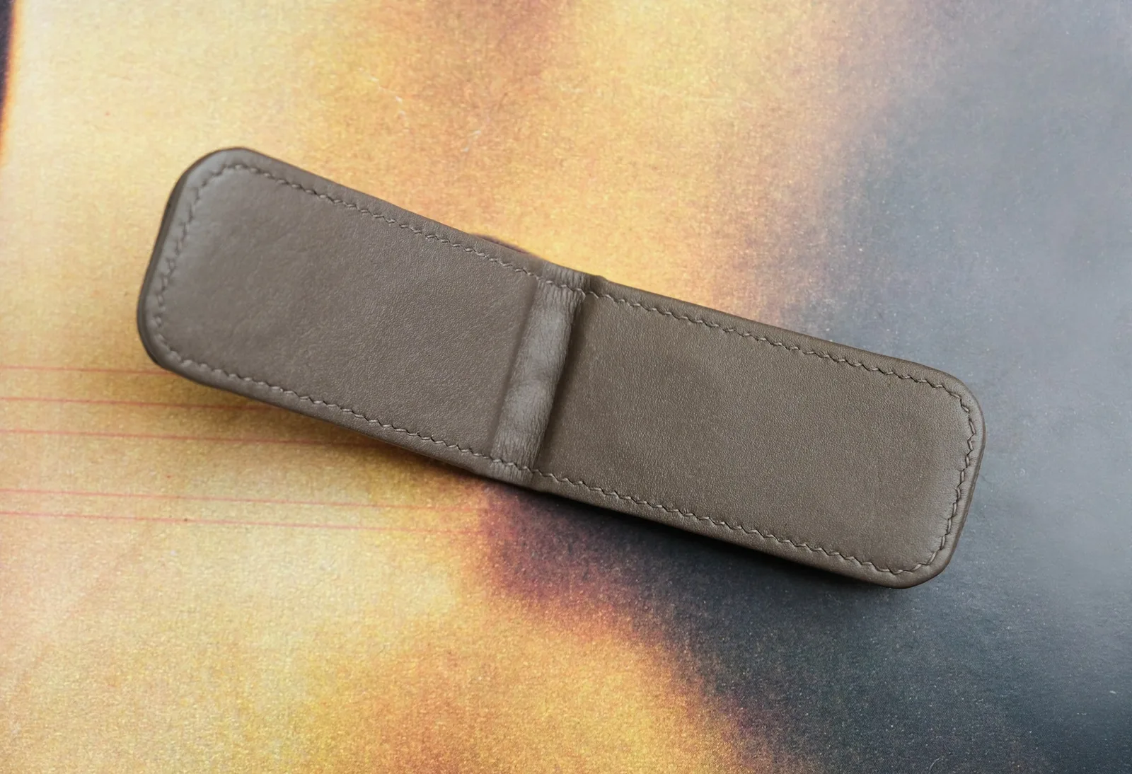 Ảnh Studio Kẹp tiền da Epsom màu xám chần trám - Koi Leather