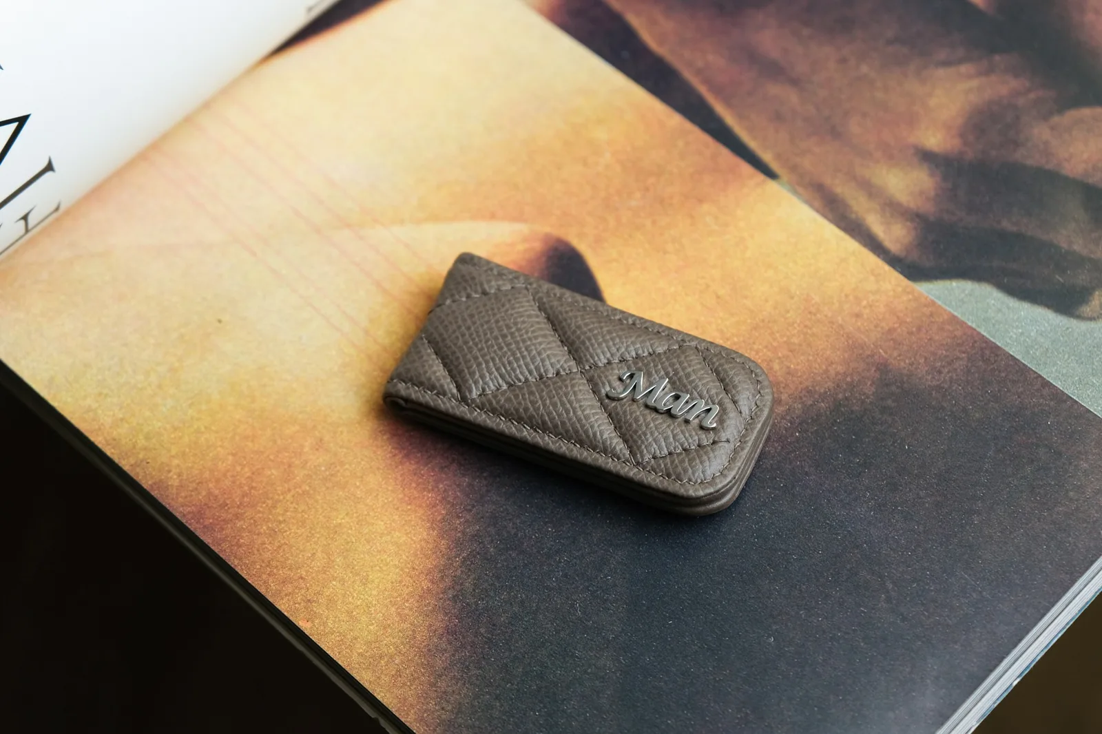Ảnh Lifestyle Kẹp tiền da Epsom màu xám chần trám - Koi Leather