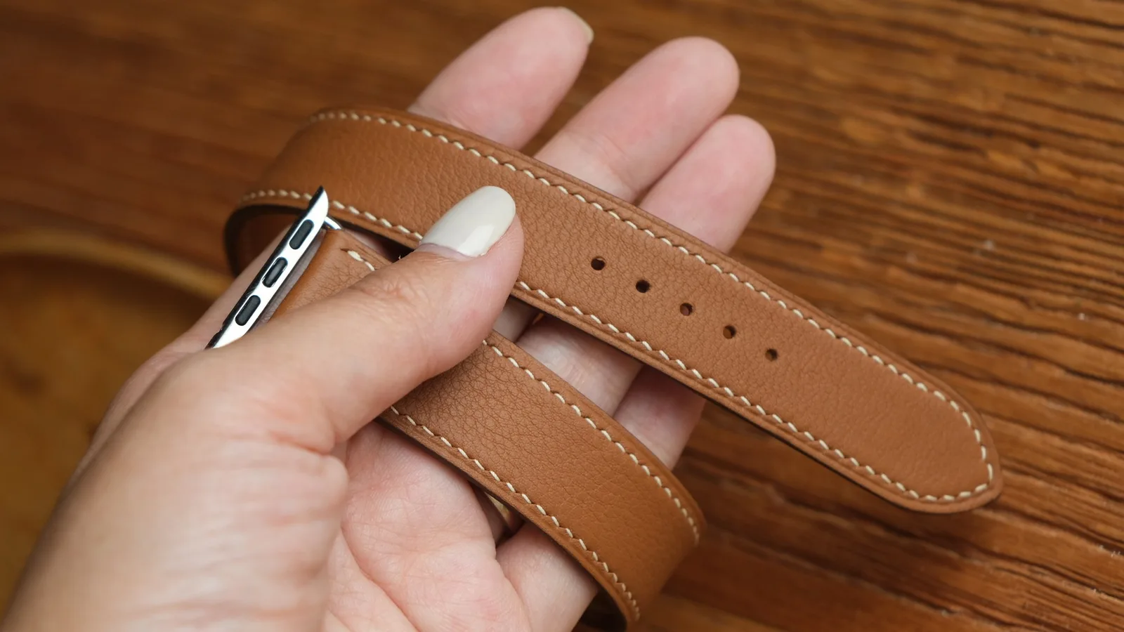 Ảnh Lifestyle Dây đồng hồ Apple Watch Double Tour da bò Togo và da cá sấu - Koi Leather