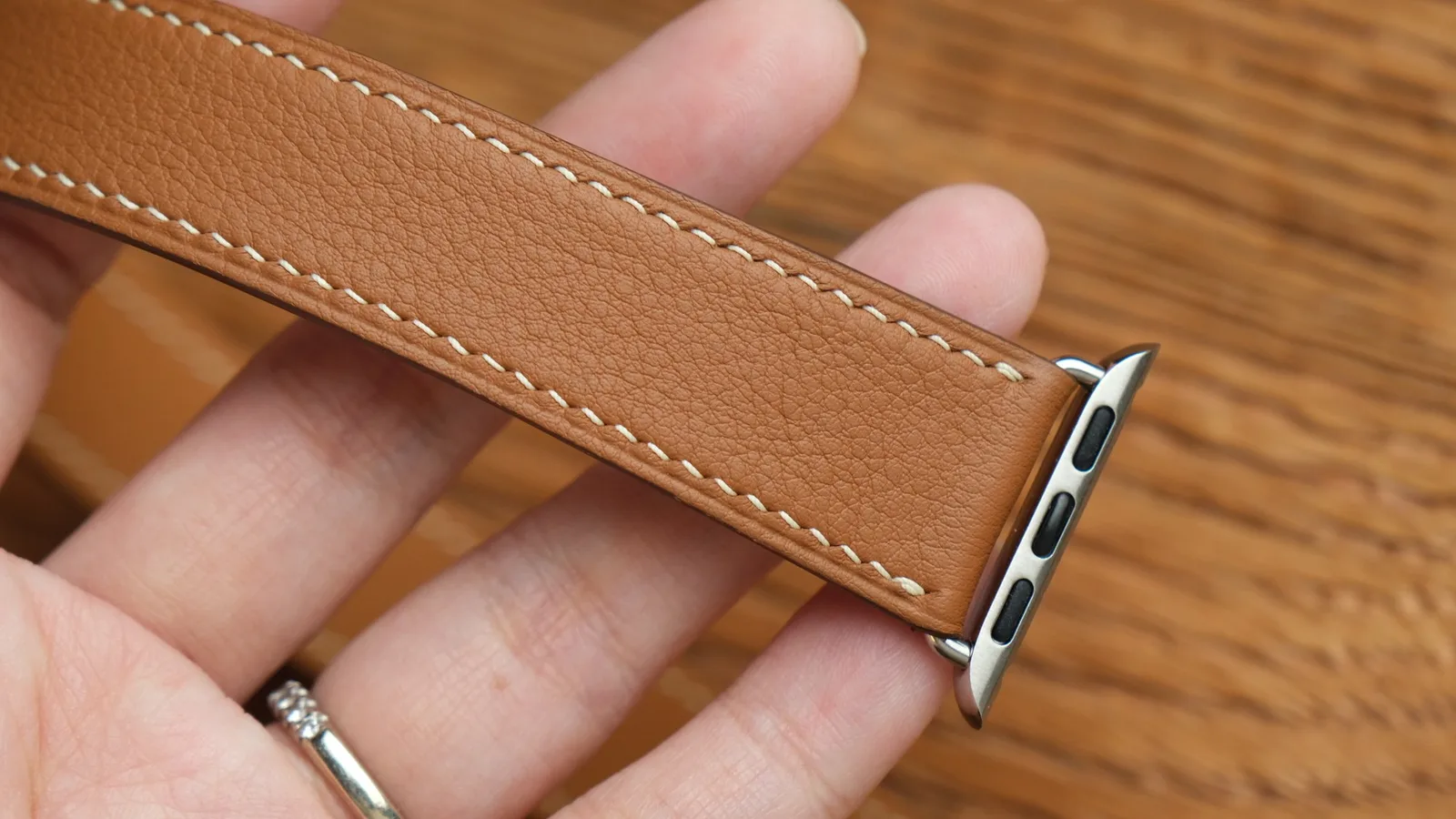 Ảnh Lifestyle Dây đồng hồ Apple Watch Double Tour da bò Togo và da cá sấu - Koi Leather