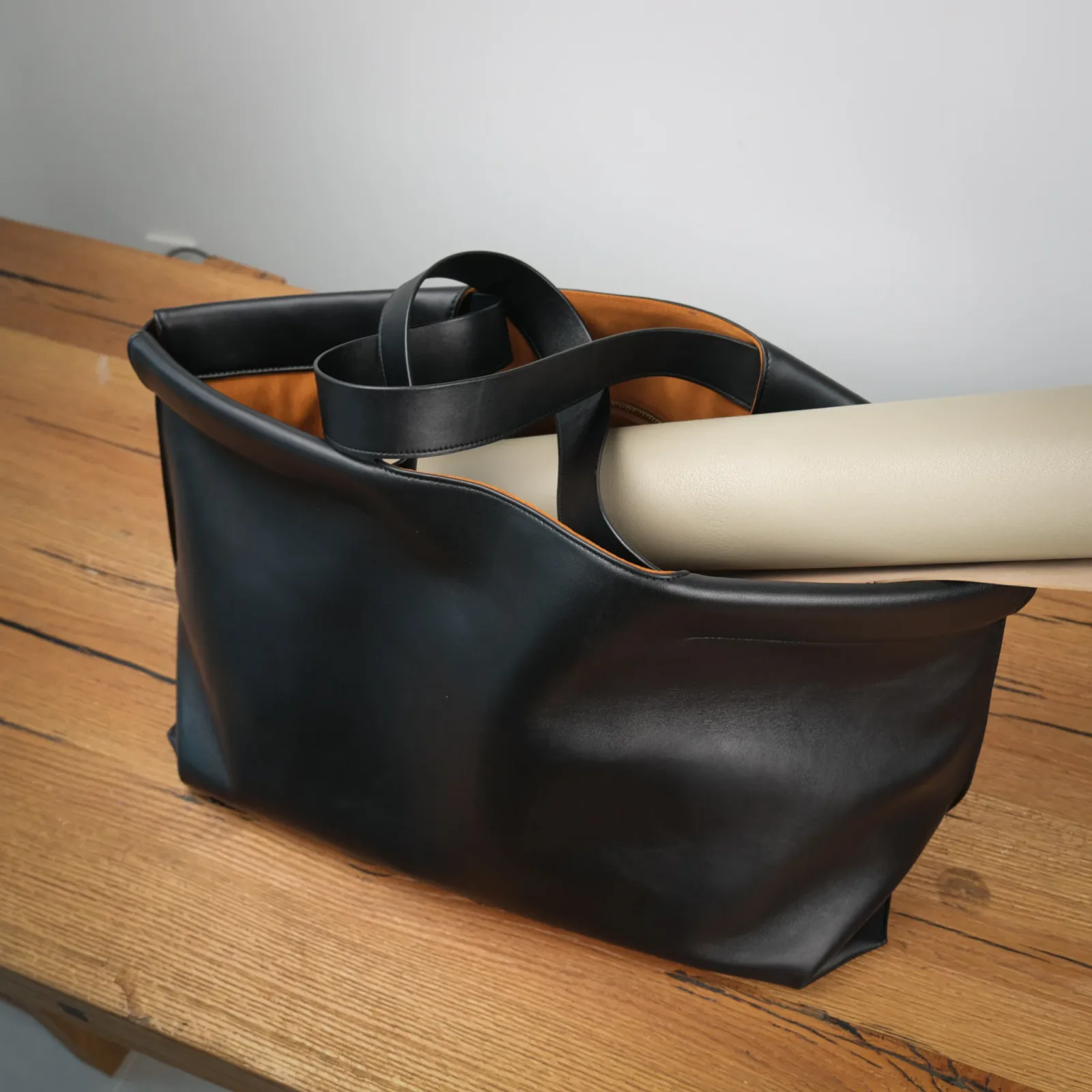 Ảnh Studio Túi tote - KOI Leather
