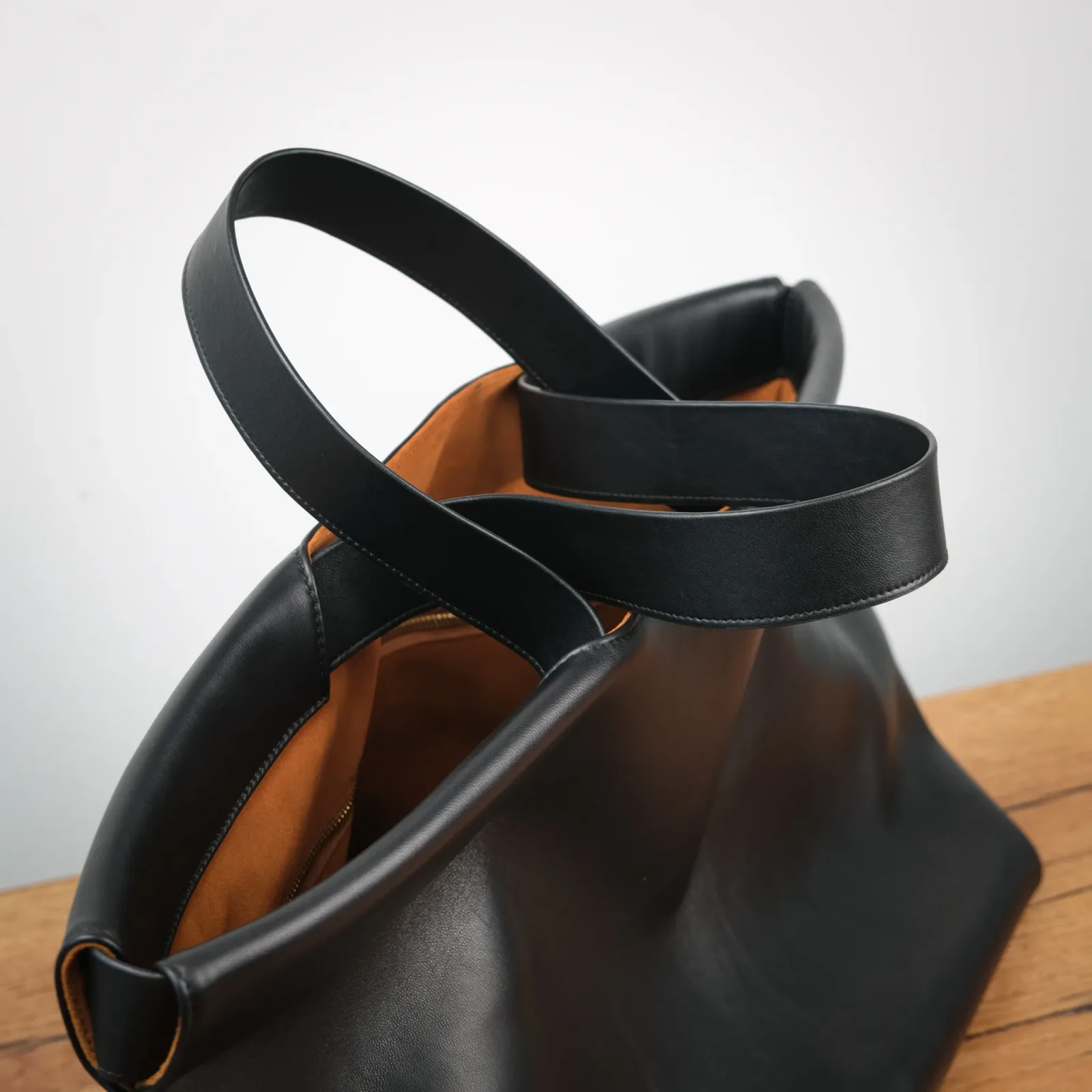 Ảnh Studio Túi tote - KOI Leather