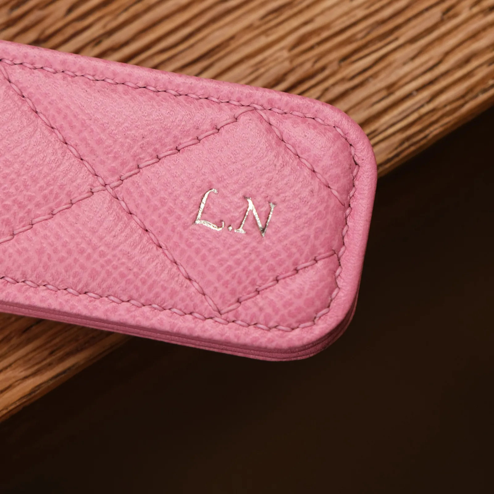 Ảnh Kẹp tiền nam châm da Epsom may chần trám màu hồng - Koi Leather