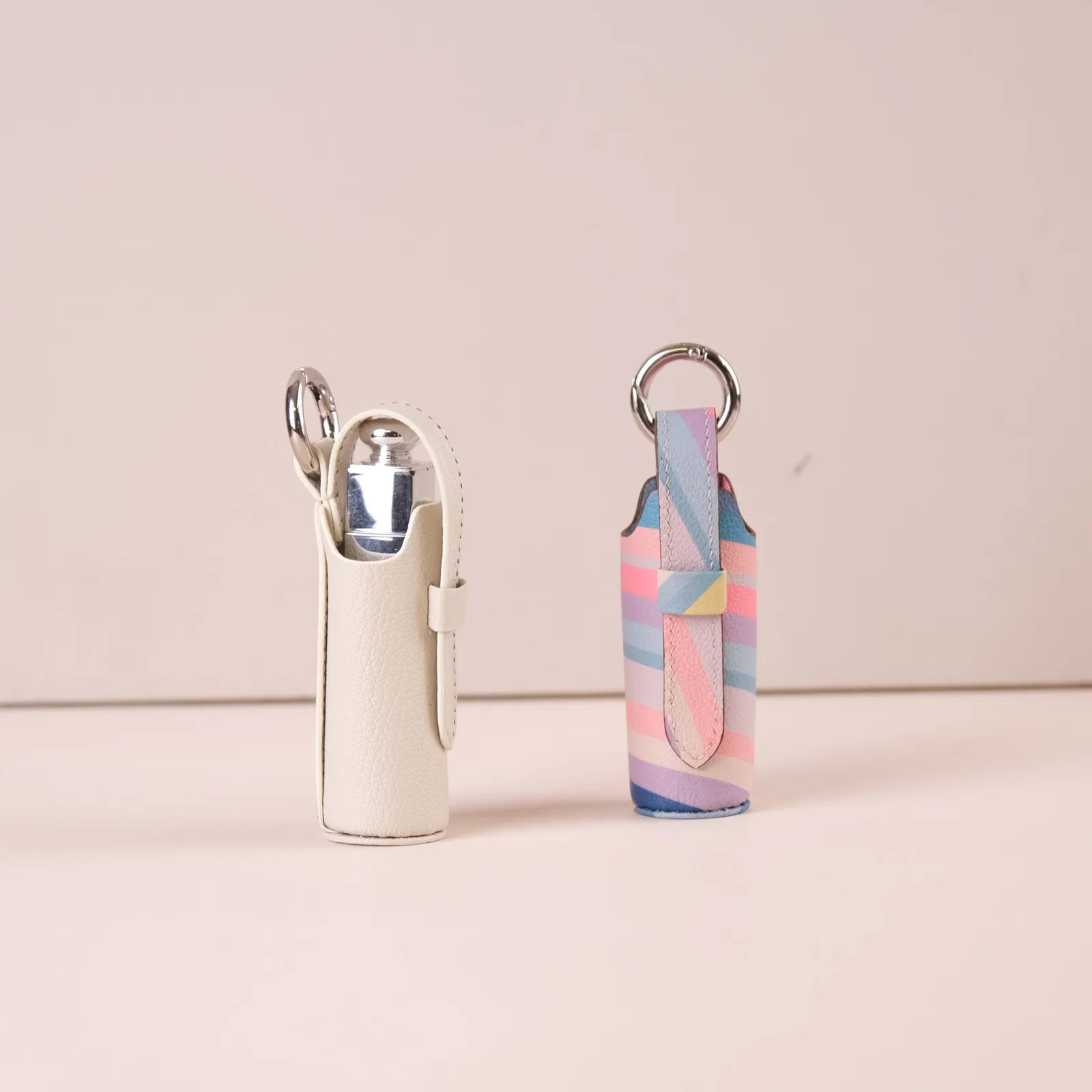 Ảnh Studio Charm đựng son da bò màu kem và họa tiết pastel - Koi Leather