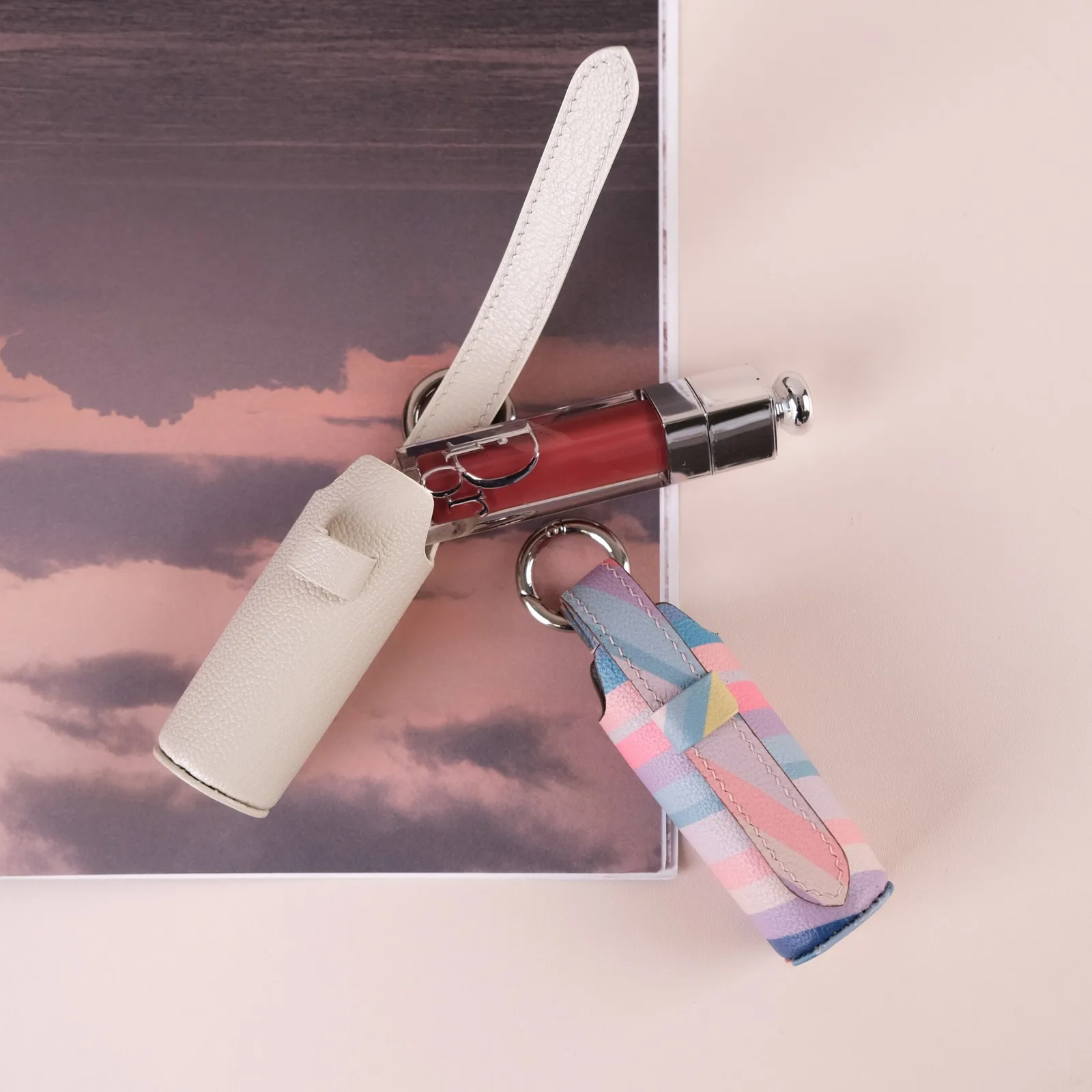 Ảnh Lifestyle Charm đựng son da bò màu kem và họa tiết pastel - Koi Leather