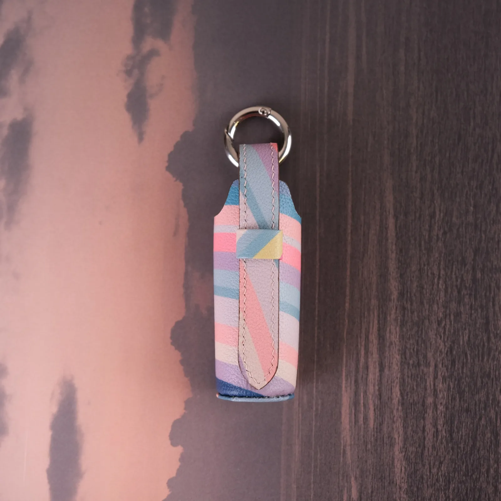 Ảnh Studio Charm đựng son da bò màu kem và họa tiết pastel - Koi Leather