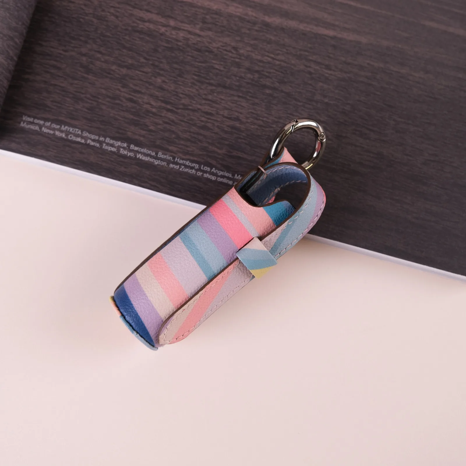 Ảnh Studio Charm đựng son da bò màu kem và họa tiết pastel - Koi Leather