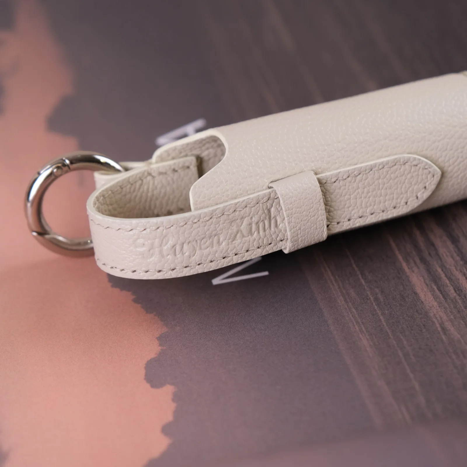 Ảnh Charm đựng son da bò màu kem và họa tiết pastel - Koi Leather