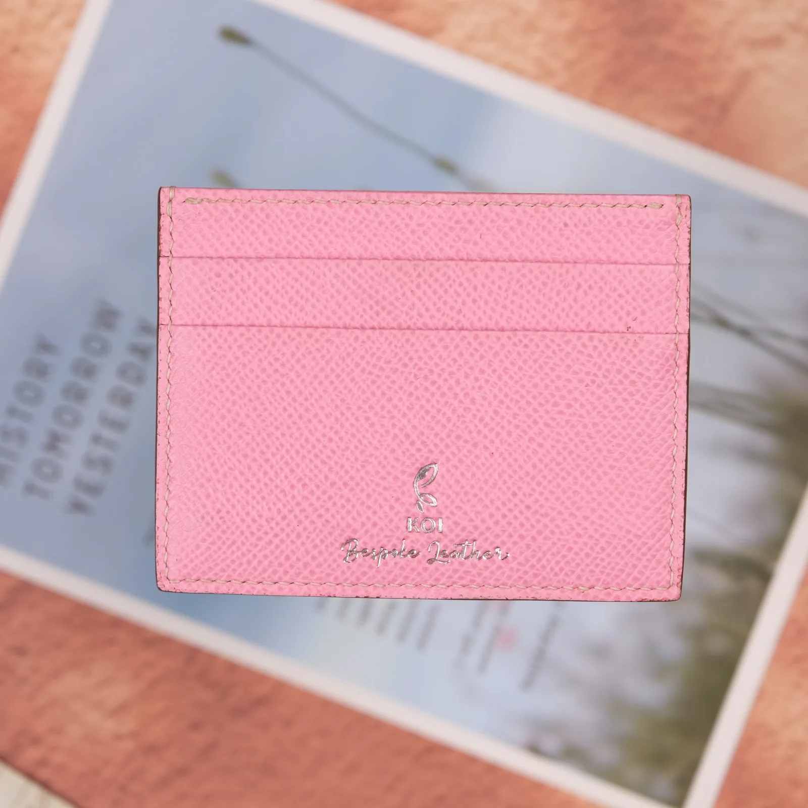 Ảnh Studio Ví đựng thẻ da Epsom màu hồng dáng dẹt - Koi Leather