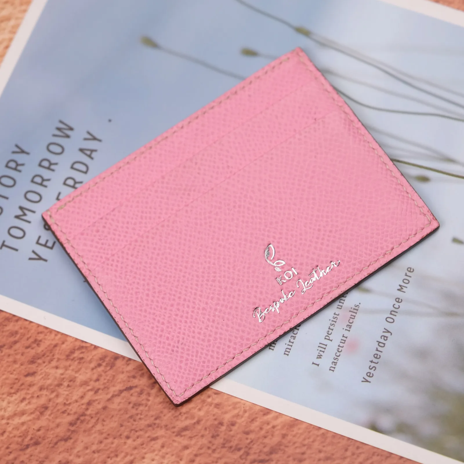 Ảnh Studio Ví đựng thẻ da Epsom màu hồng dáng dẹt - Koi Leather