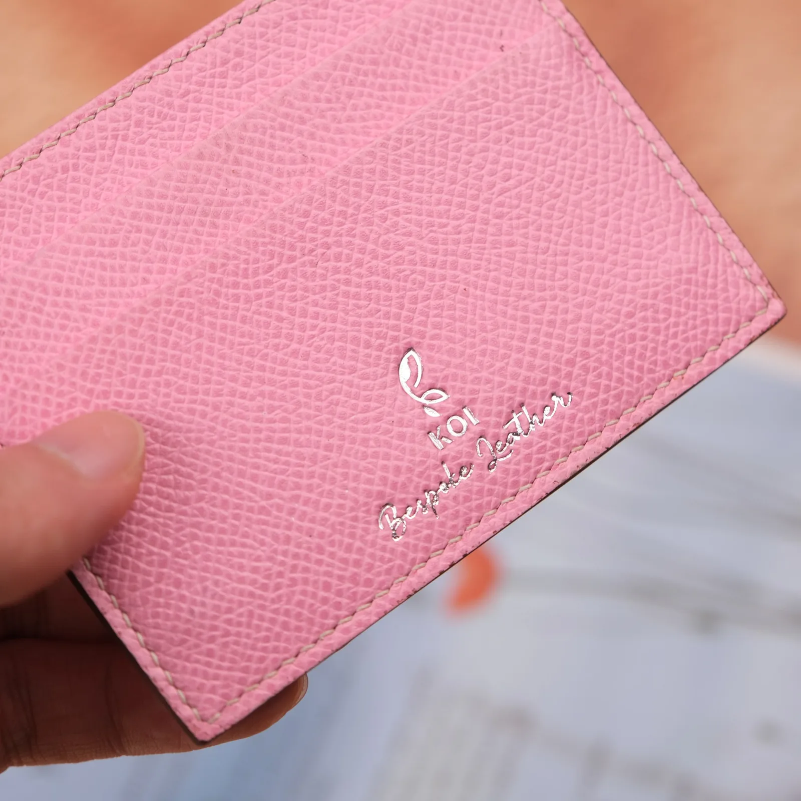 Ảnh Lifestyle Ví đựng thẻ da Epsom màu hồng dáng dẹt - Koi Leather