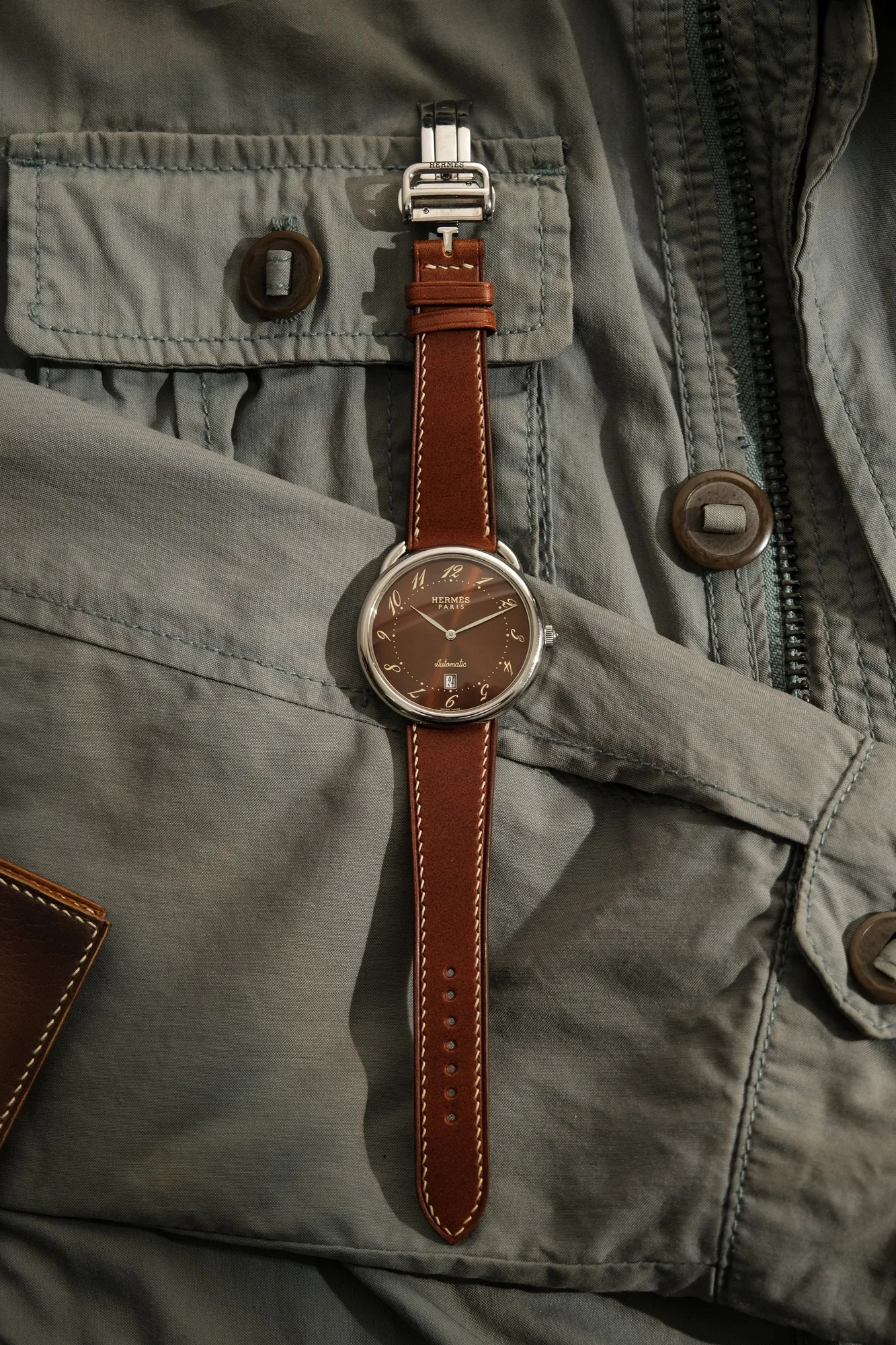 Ảnh Lifestyle Dây Da Đồng Hồ Màu Nâu Cho Hermès Arceau - Koi Leather
