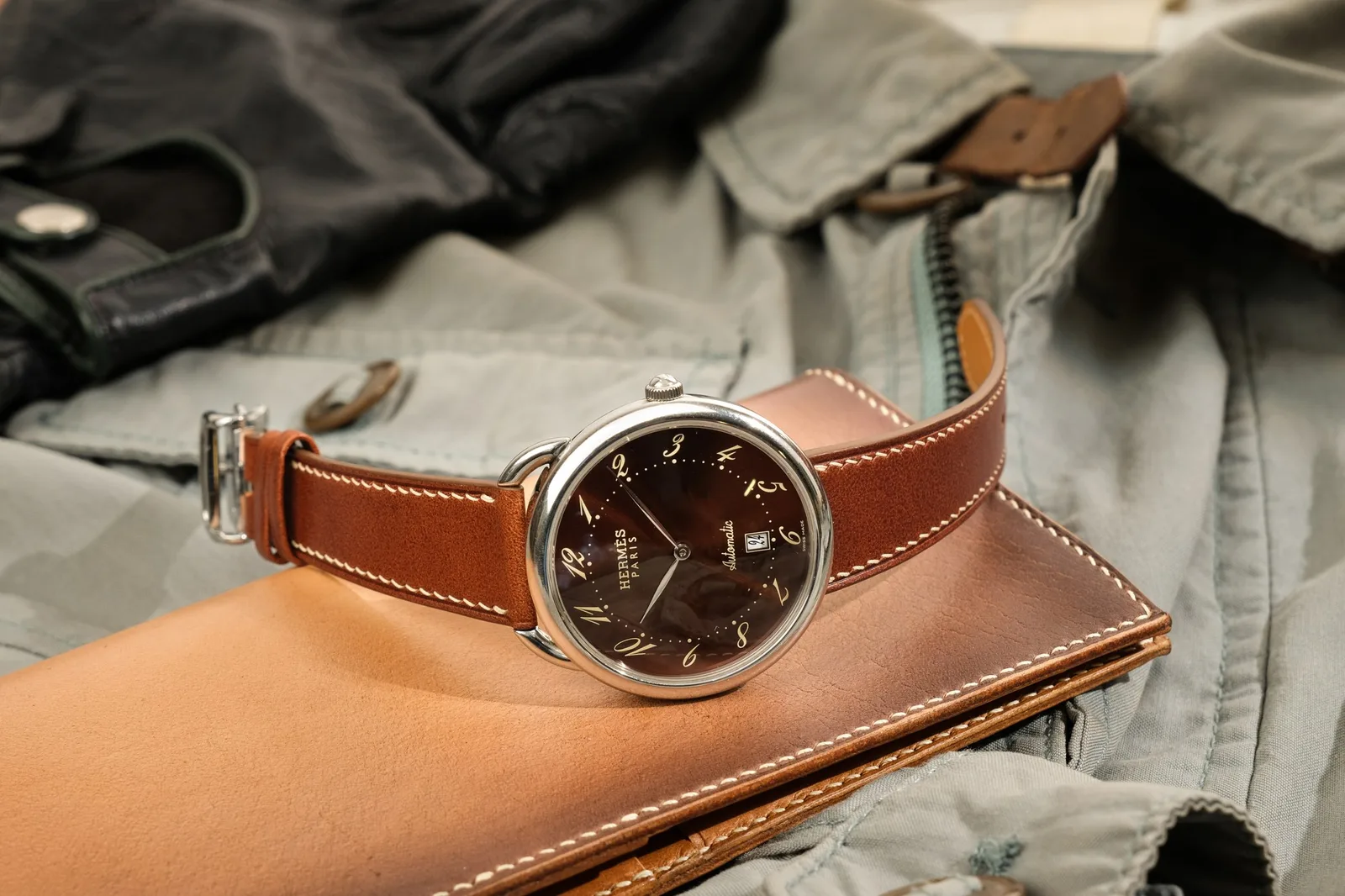 Ảnh Lifestyle Dây Da Đồng Hồ Màu Nâu Cho Hermès Arceau - Koi Leather