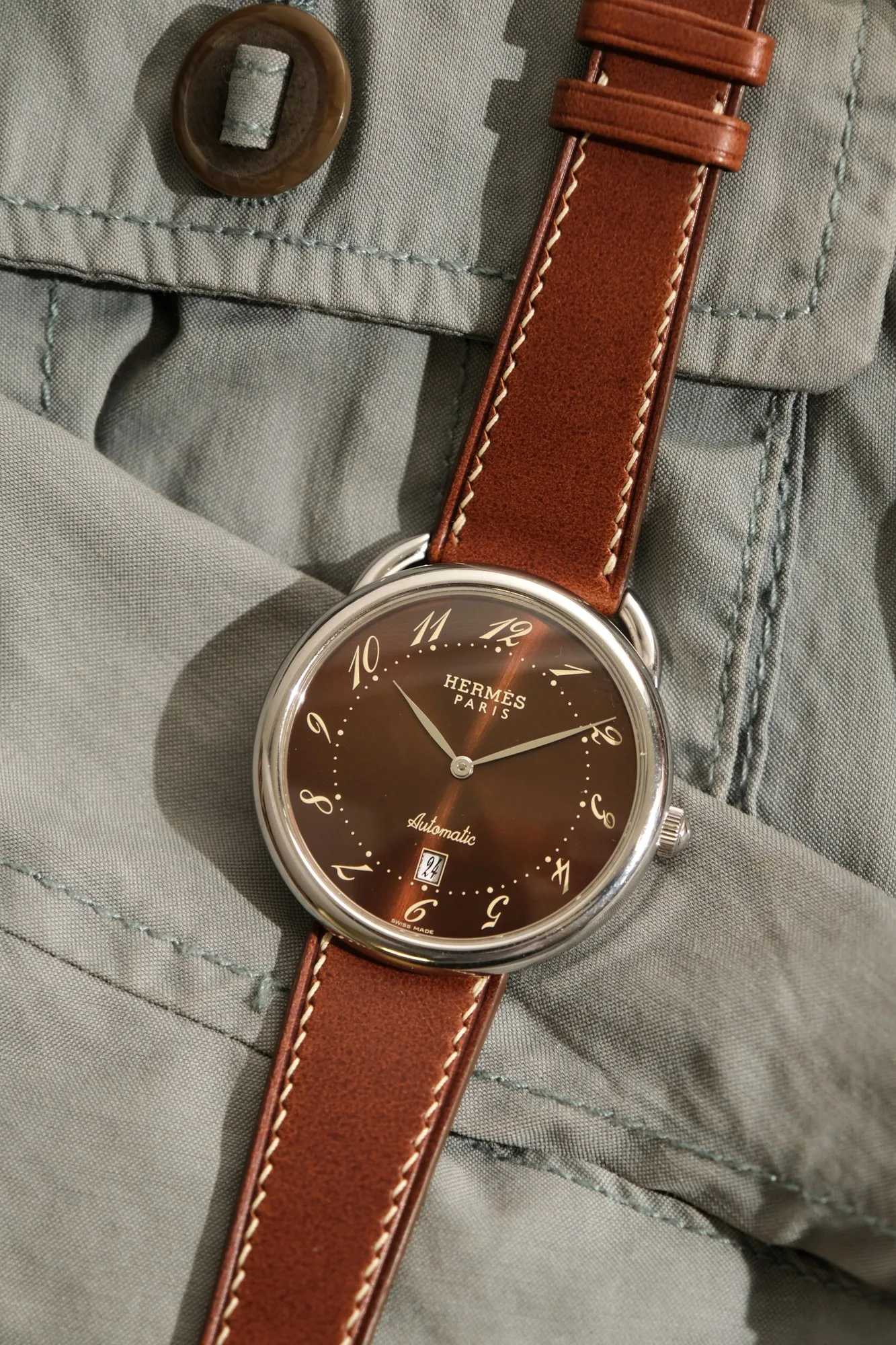 Ảnh Lifestyle Dây Da Đồng Hồ Màu Nâu Cho Hermès Arceau - Koi Leather