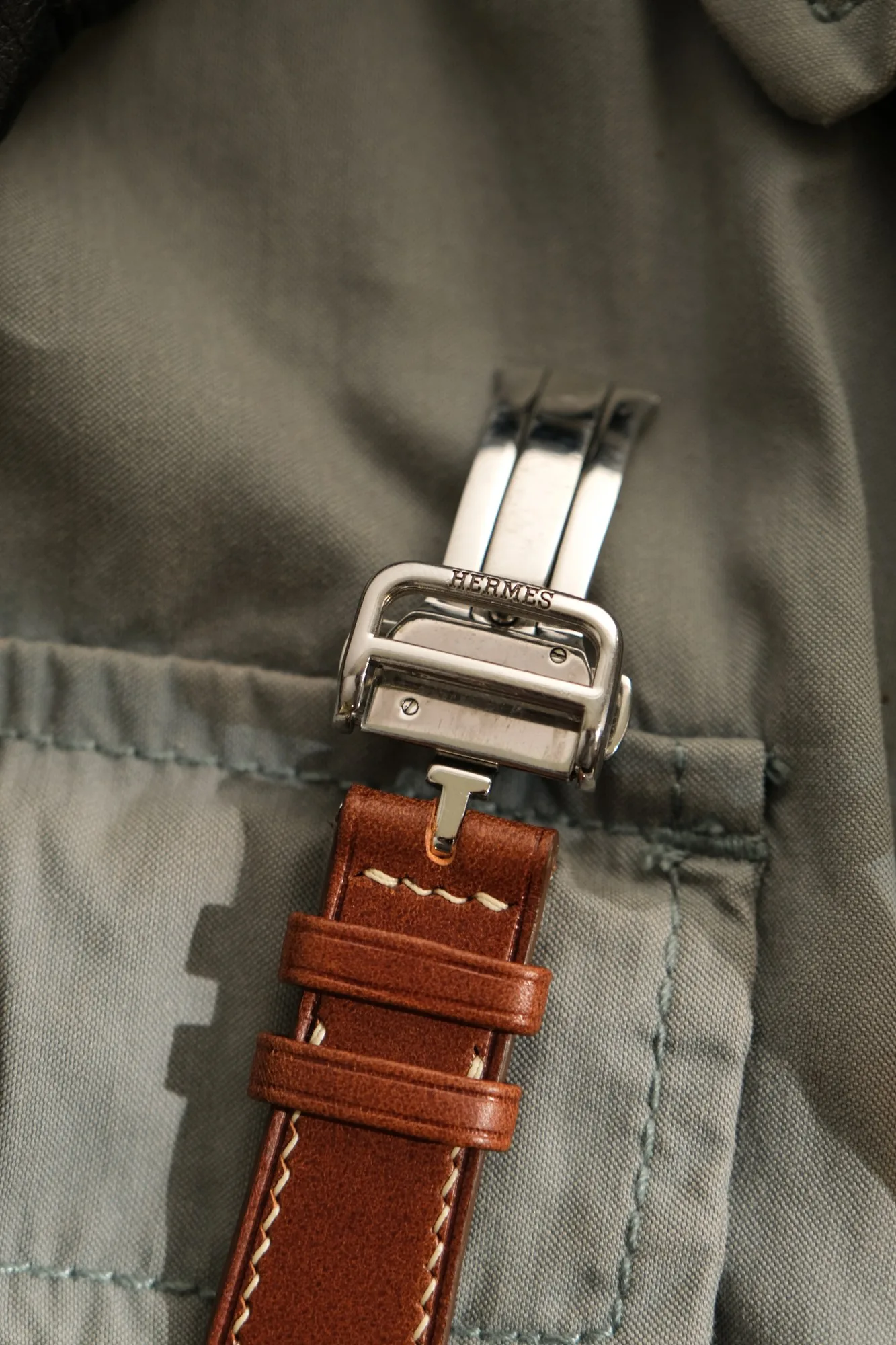 Ảnh Lifestyle Dây Da Đồng Hồ Màu Nâu Cho Hermès Arceau - Koi Leather