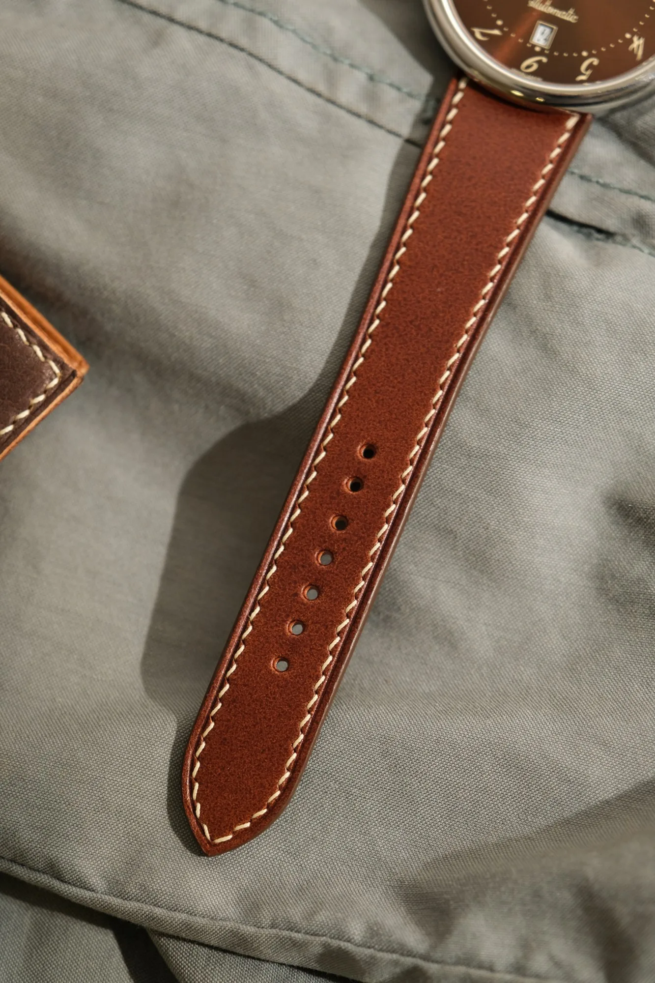 Ảnh Lifestyle Dây Da Đồng Hồ Màu Nâu Cho Hermès Arceau - Koi Leather