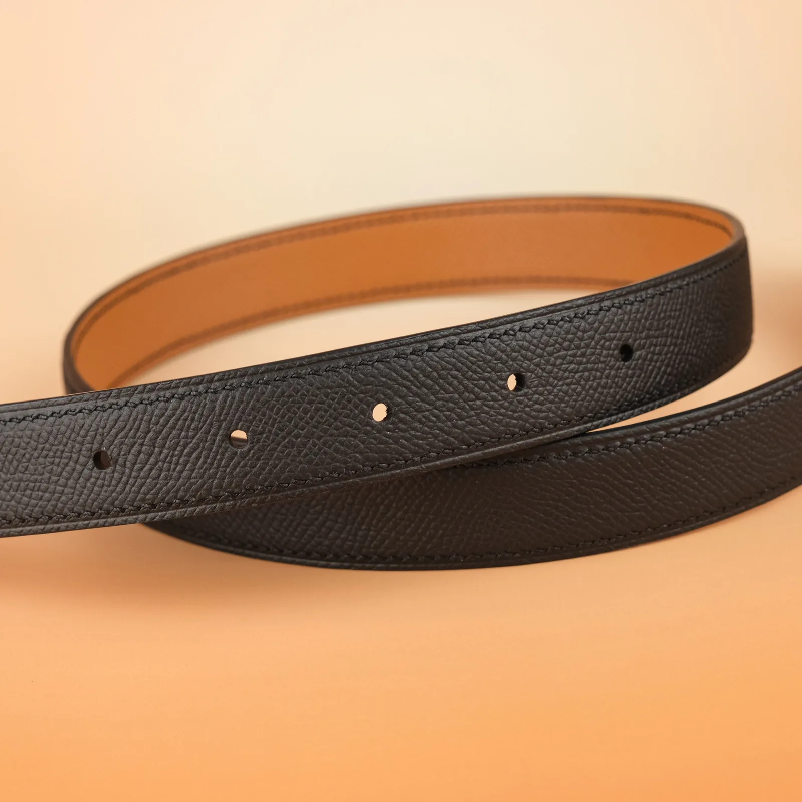 Ảnh Studio Dây lưng da bò Epsom hai mặt bản 25mm đen và gold - Koi Leather