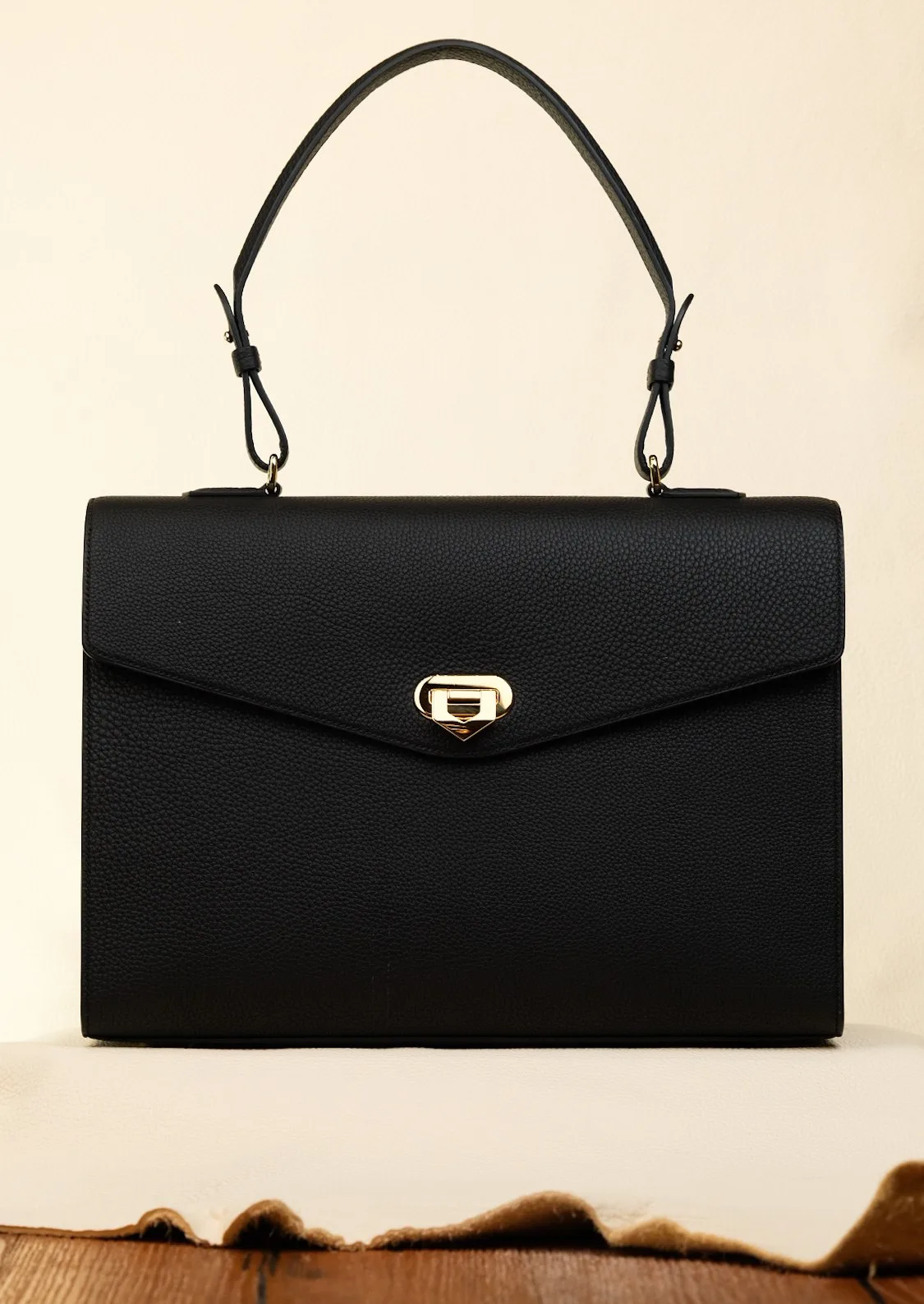 Ảnh Studio Túi xách da Togo màu đen nắp gập quai cầm tay - Koi Leather