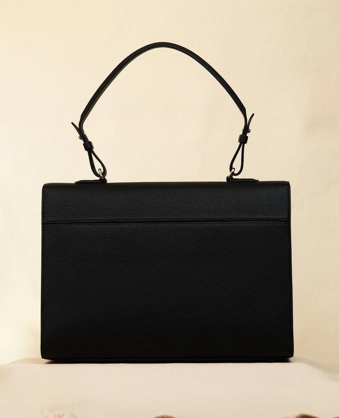 Ảnh Studio Túi xách da Togo màu đen nắp gập quai cầm tay - Koi Leather
