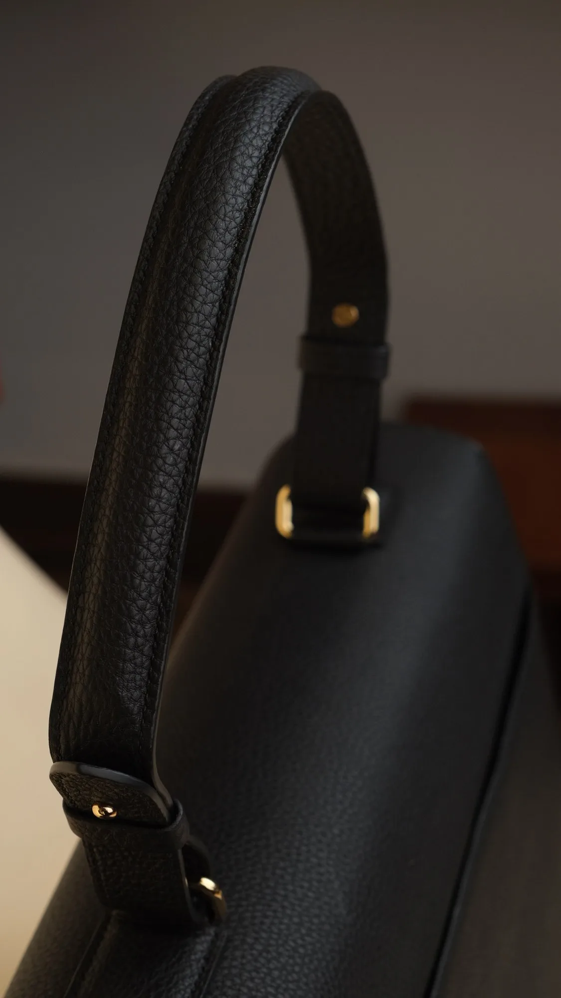Ảnh Studio Túi xách da Togo màu đen nắp gập quai cầm tay - Koi Leather
