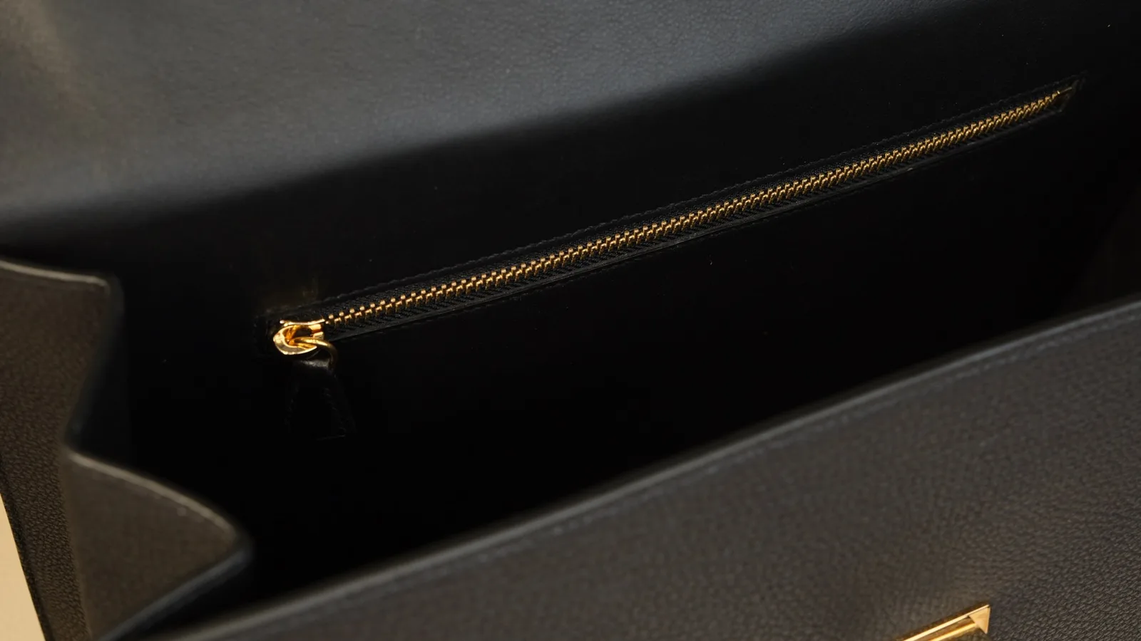 Ảnh Studio Túi xách da Togo màu đen nắp gập quai cầm tay - Koi Leather