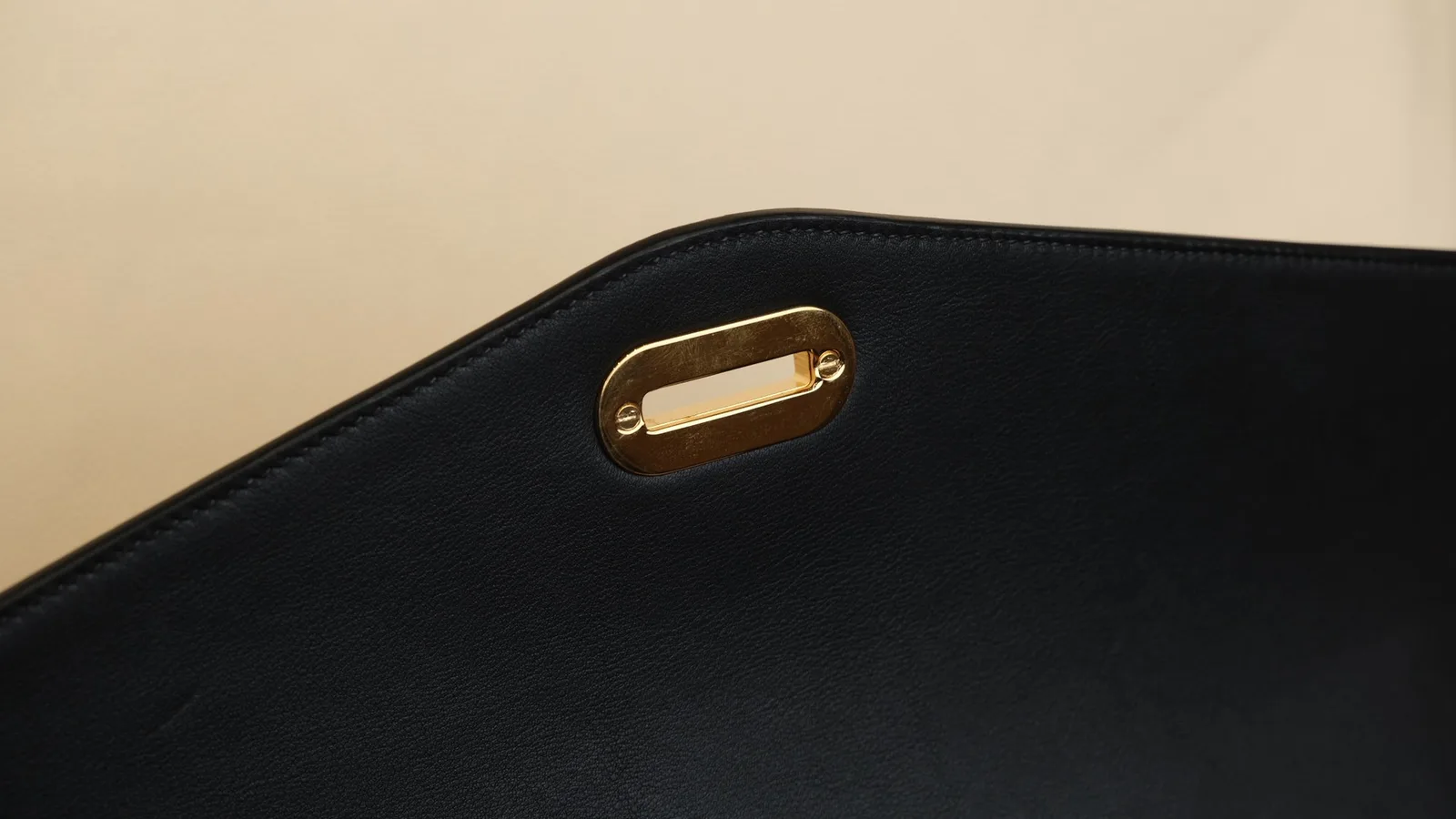 Ảnh Studio Túi xách da Togo màu đen nắp gập quai cầm tay - Koi Leather