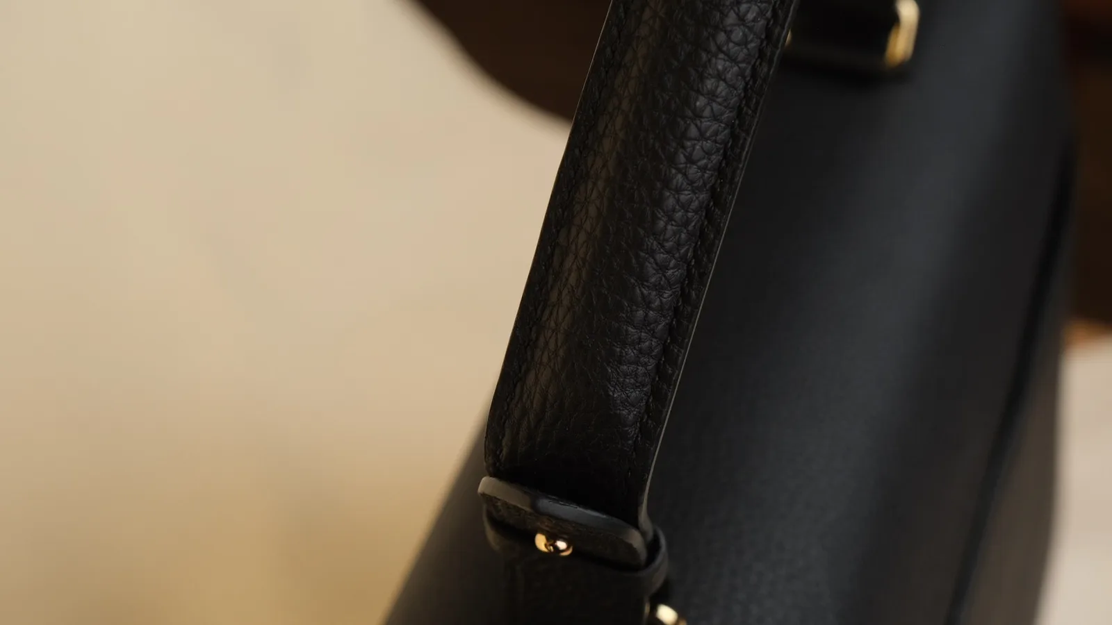 Ảnh Studio Túi xách da Togo màu đen nắp gập quai cầm tay - Koi Leather