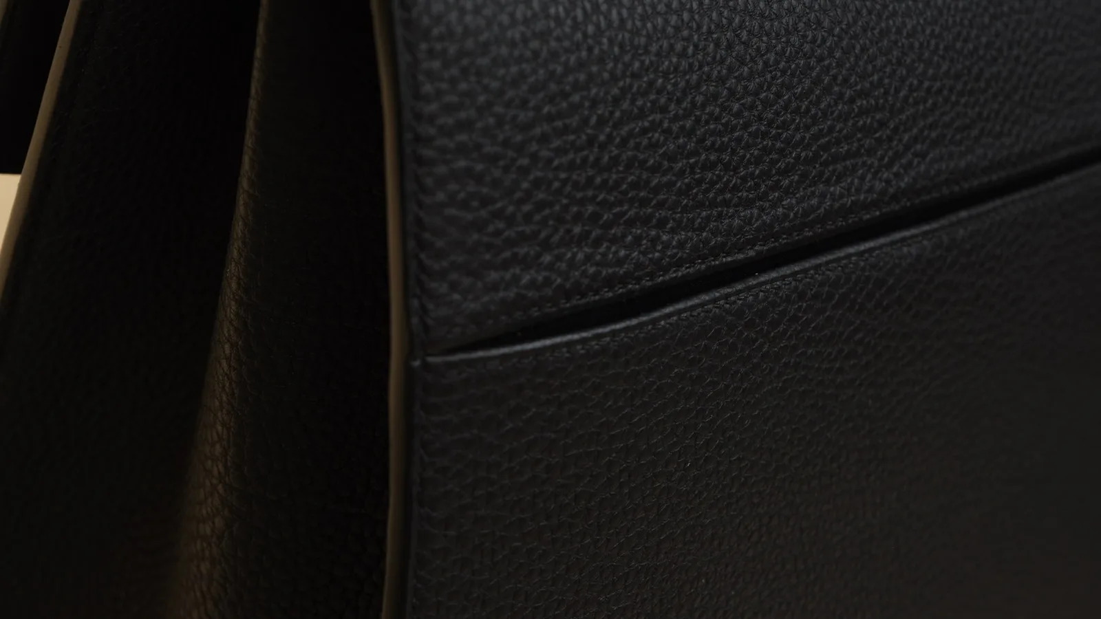 Ảnh Studio Túi xách da Togo màu đen nắp gập quai cầm tay - Koi Leather