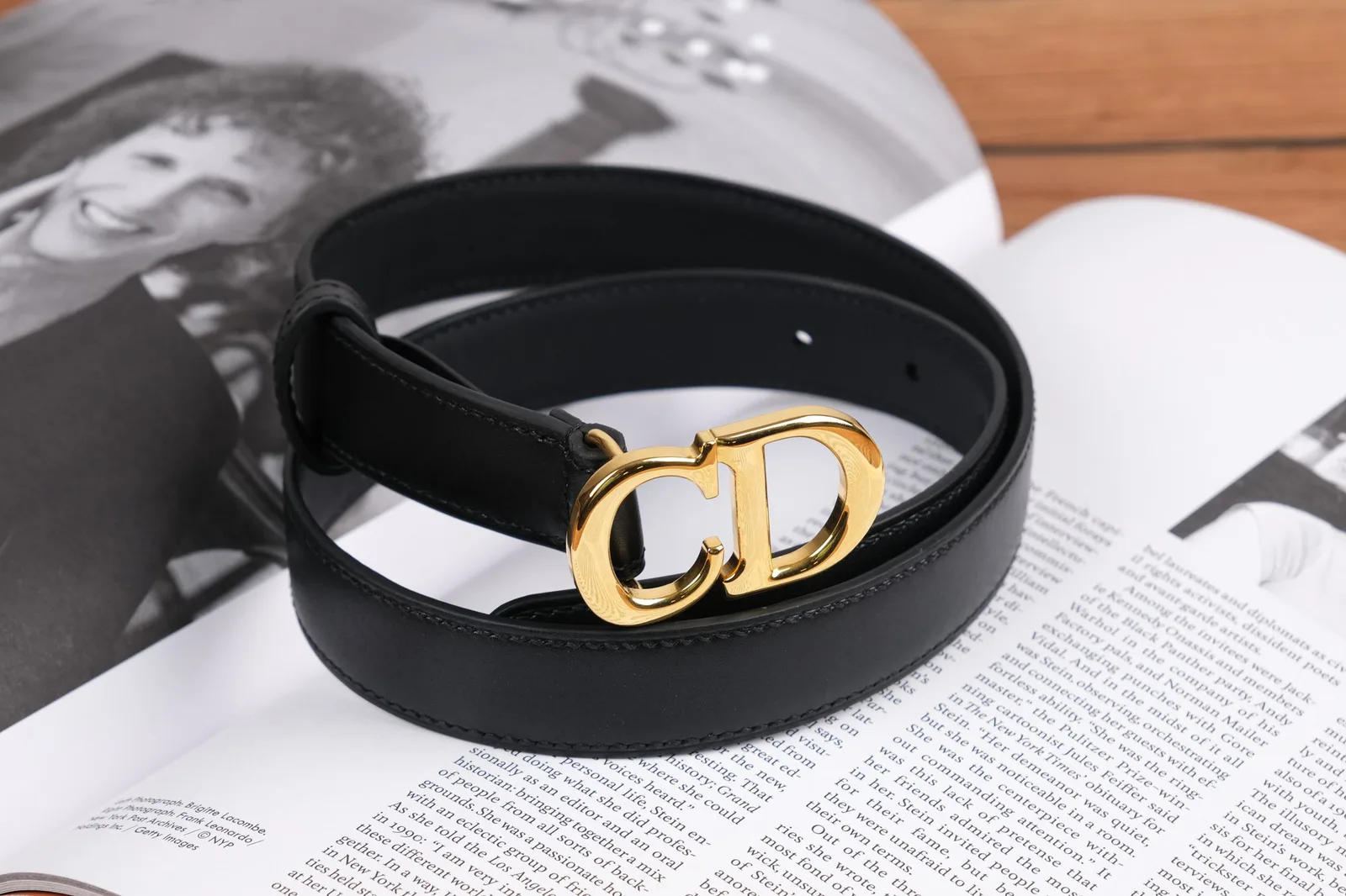 Ảnh Studio Dây lưng nữ da bò trơn màu đen khoá chữ lồng màu vàng - Koi Leather
