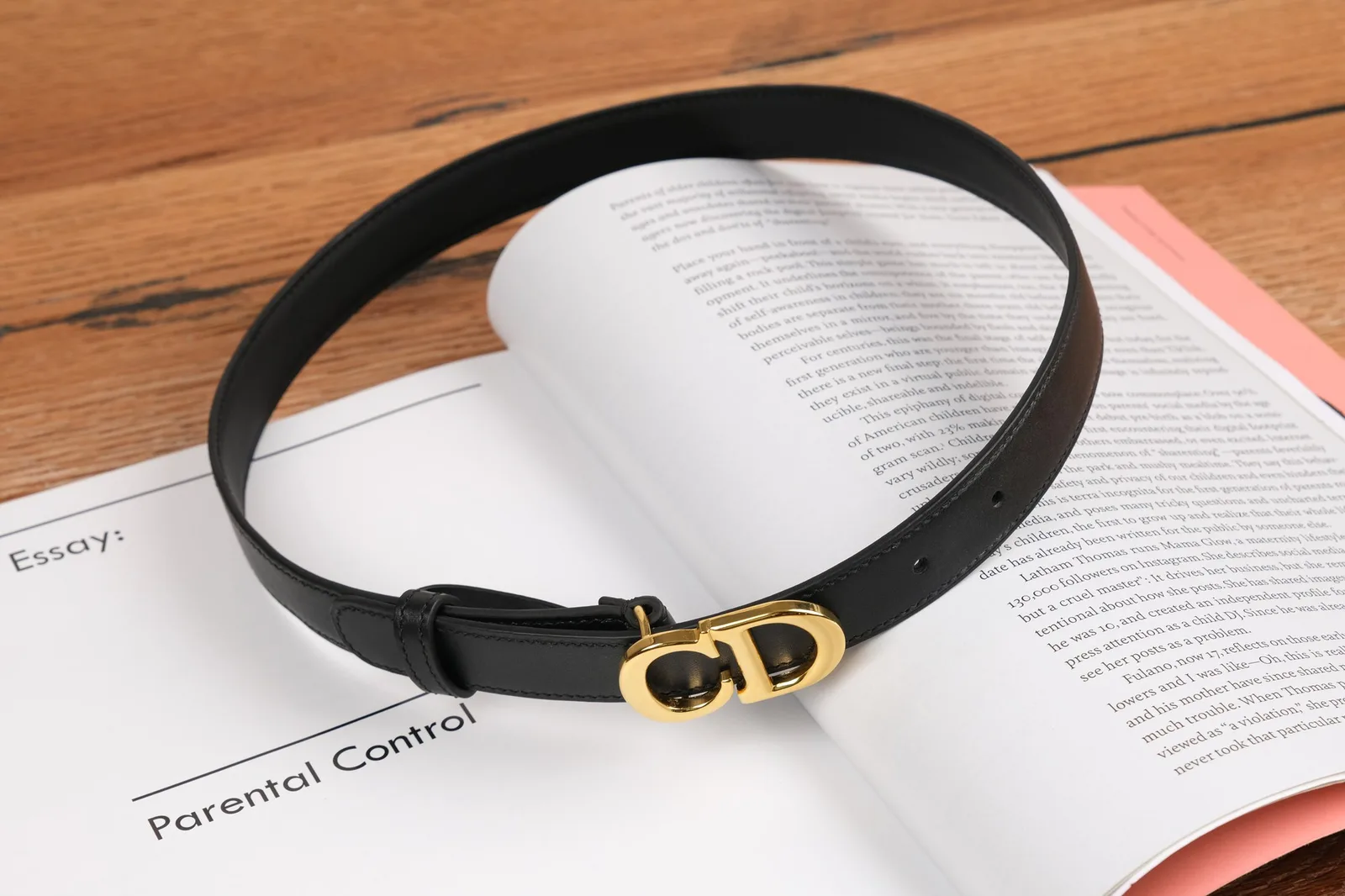 Ảnh Studio Dây lưng nữ da bò trơn màu đen khoá chữ lồng màu vàng - Koi Leather