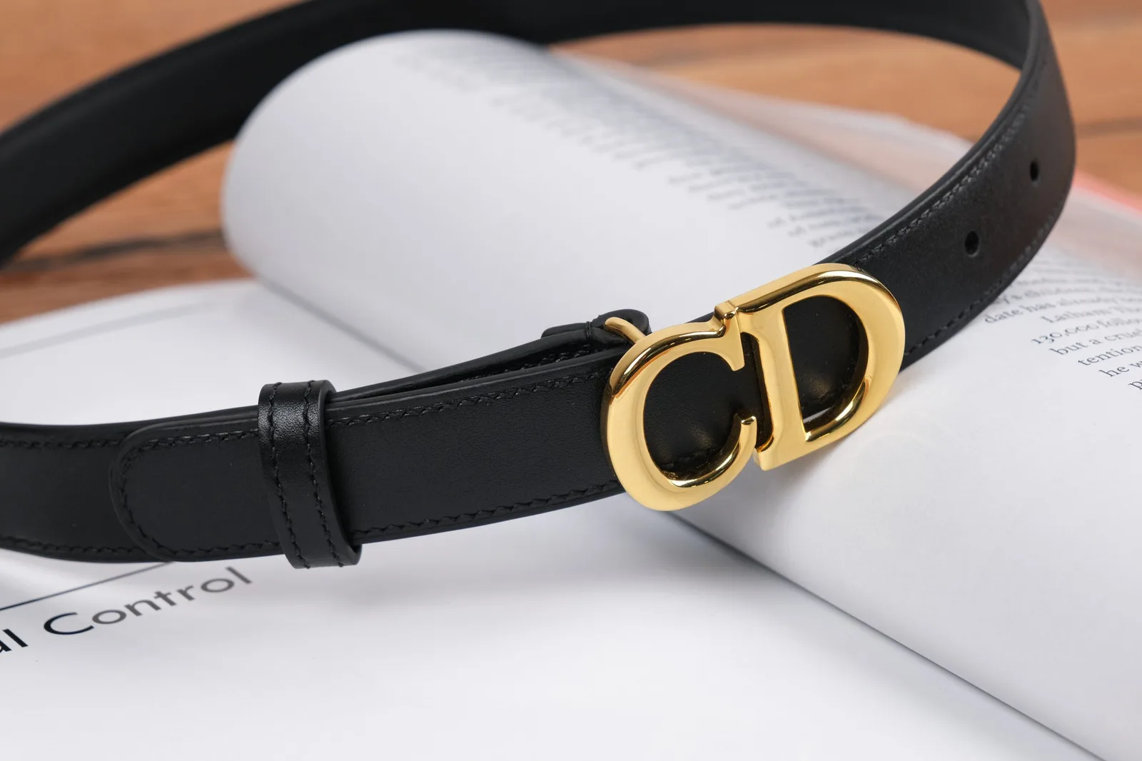 Ảnh Studio Dây lưng nữ da bò trơn màu đen khoá chữ lồng màu vàng - Koi Leather