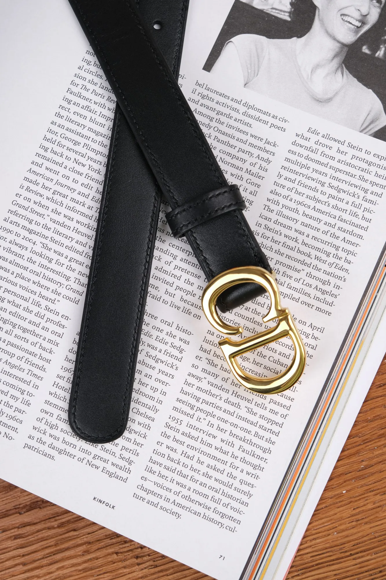 Ảnh Studio Dây lưng nữ da bò trơn màu đen khoá chữ lồng màu vàng - Koi Leather