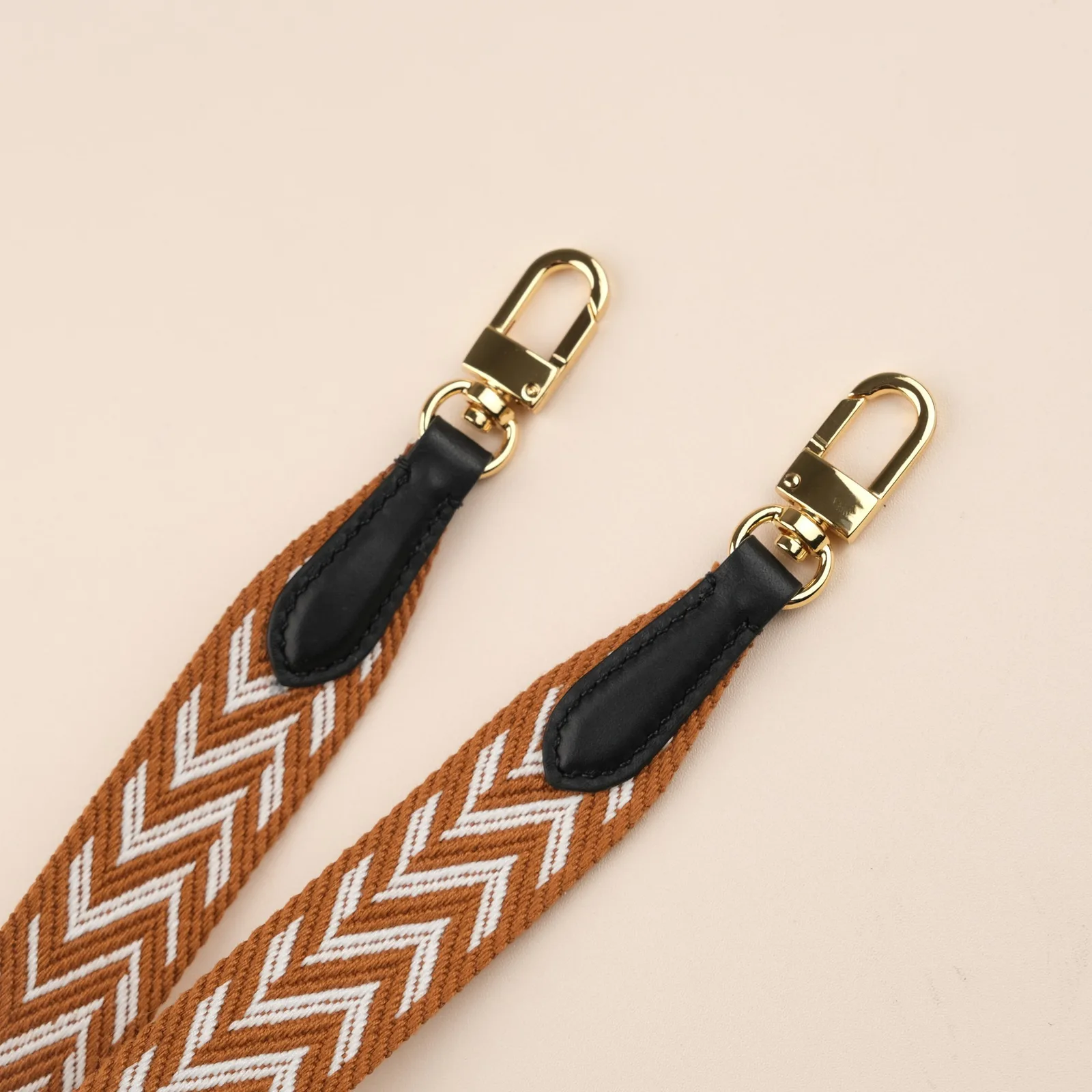 Ảnh Studio Dây đeo túi canvas họa tiết chữ V vàng Gold phối da đen - Koi Leather