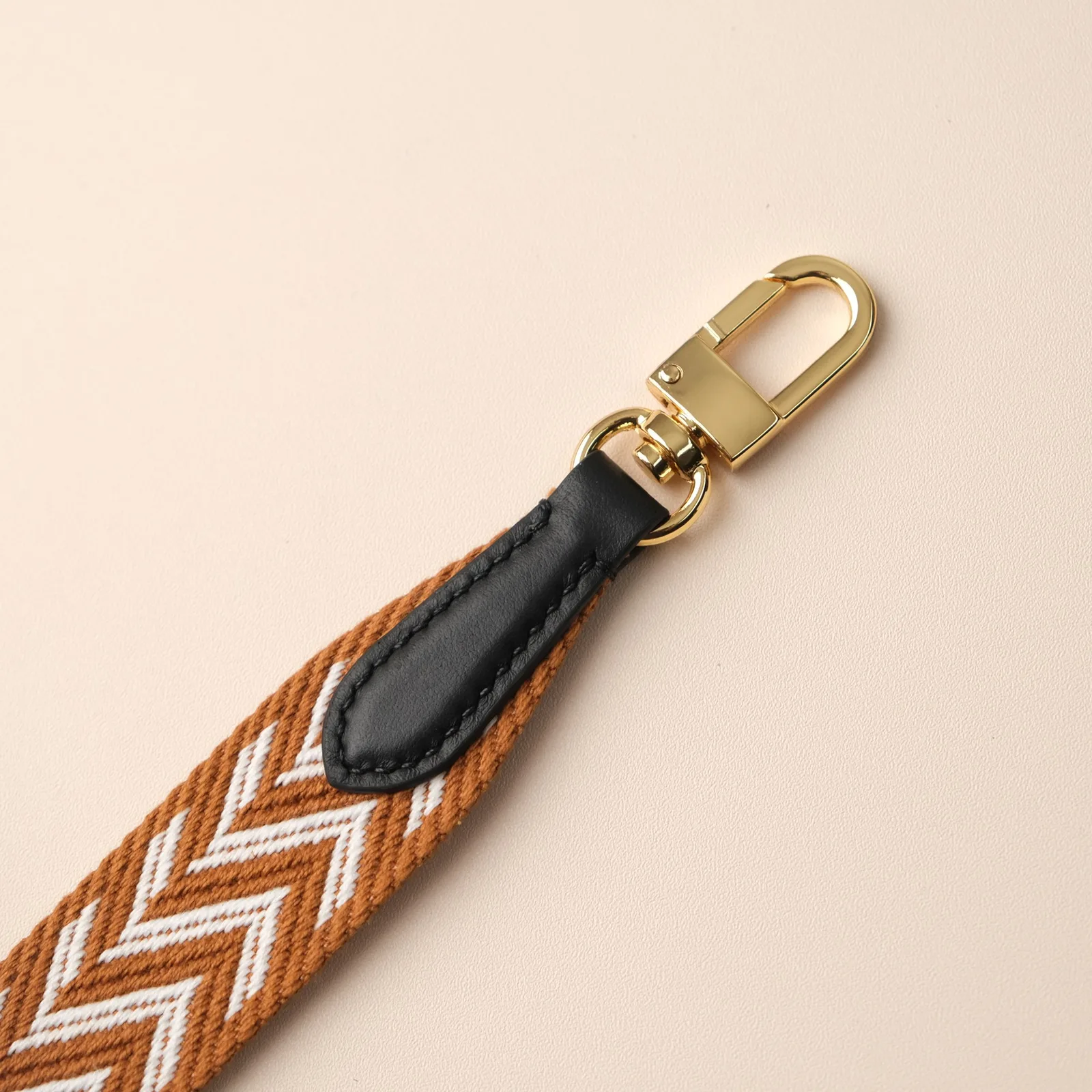 Ảnh Studio Dây đeo túi canvas họa tiết chữ V vàng Gold phối da đen - Koi Leather
