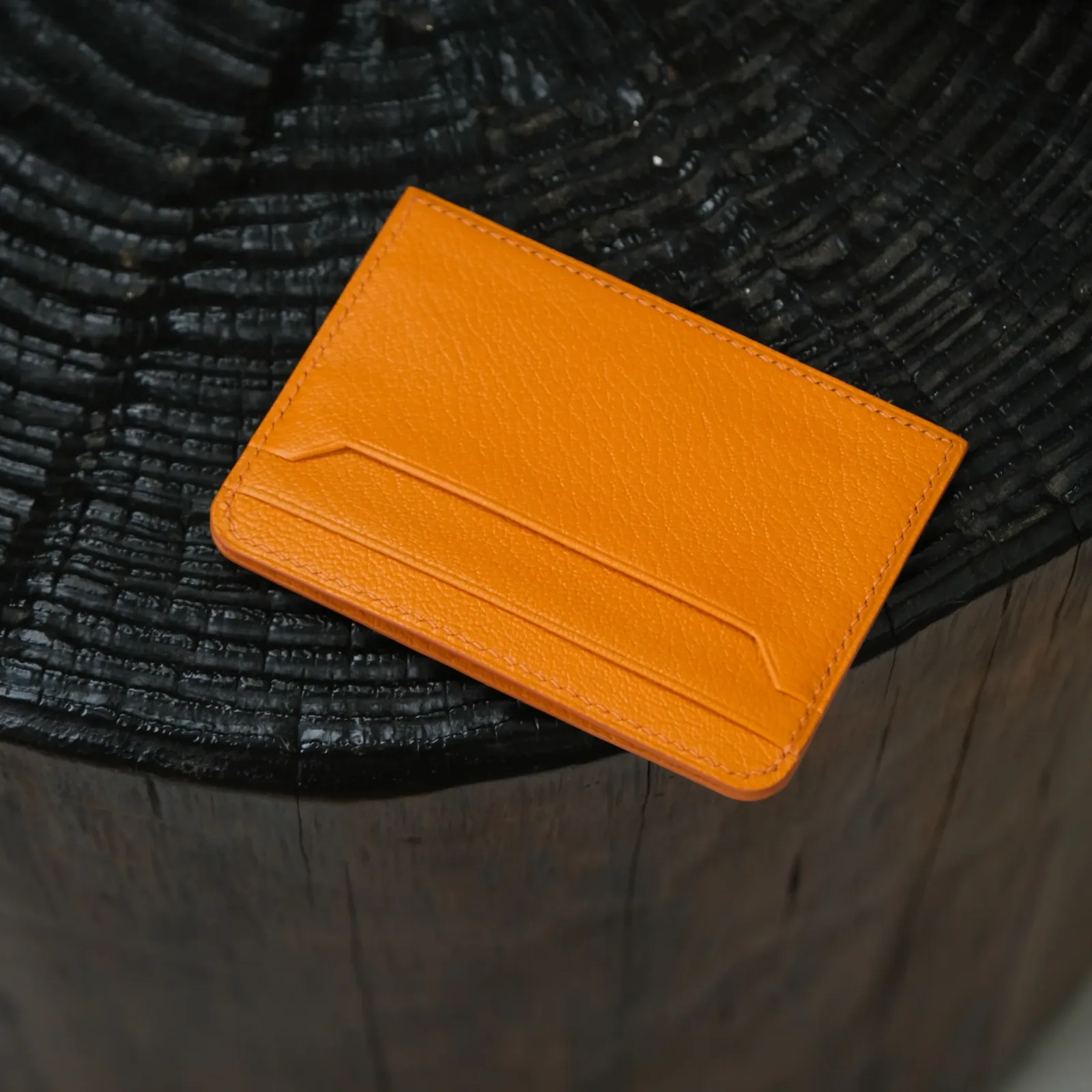 Ảnh Studio Cardholder bo gốc trên - Koi Leather