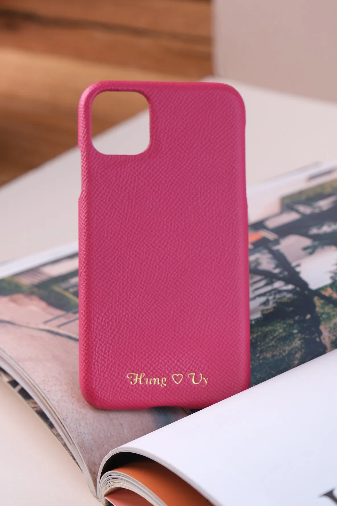 Ảnh Lifestyle Cặp ốp điện thoại da Epsom màu navy và đỏ - Koi Leather
