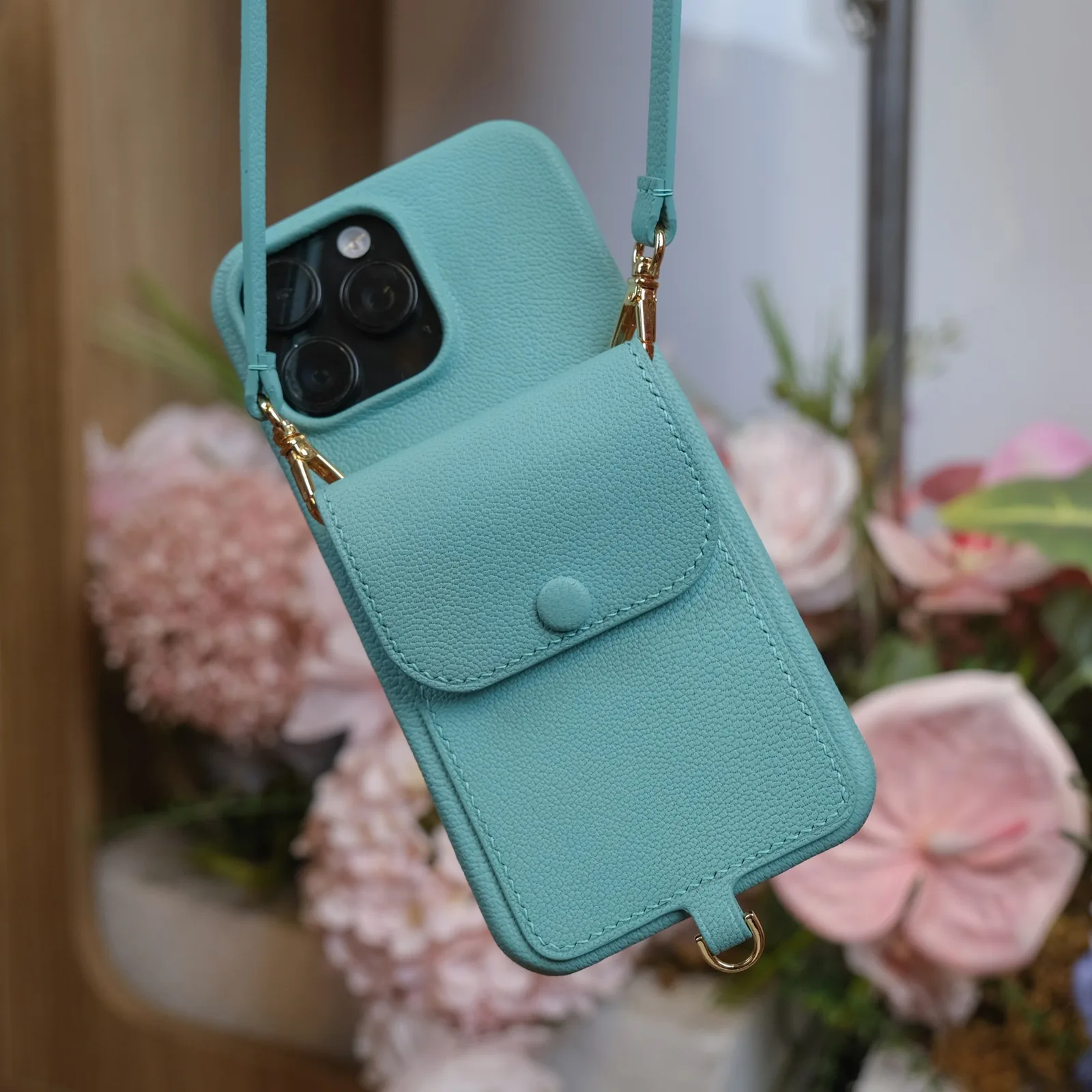 Ảnh Studio Ốp điện thoại da hạt màu teal kèm ngăn ví và dây đeo - Koi Leather
