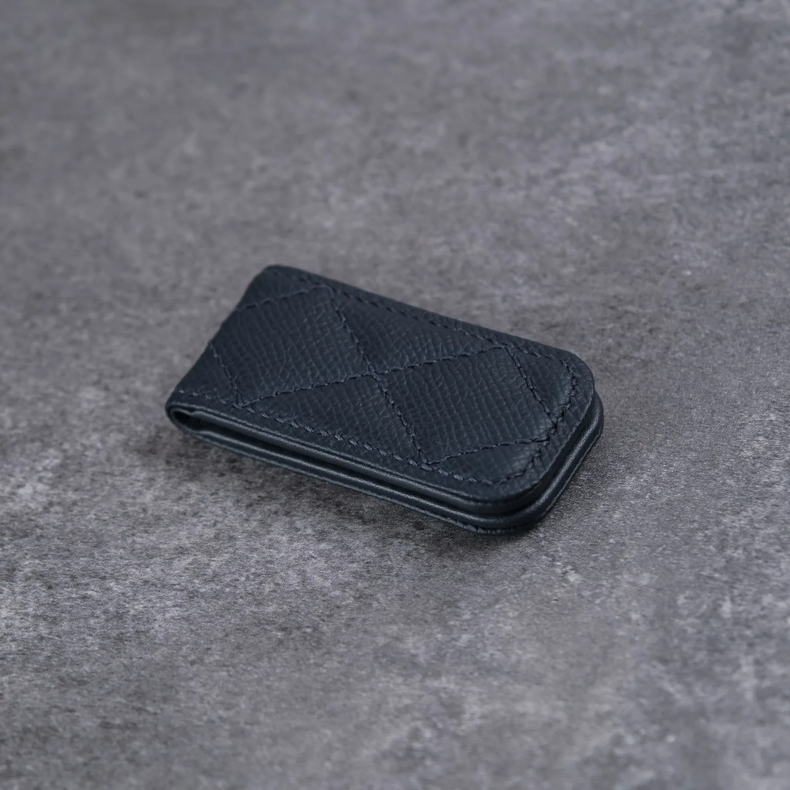 Ảnh Studio Kẹp tiền nam châm da Epsom chần trám màu xanh navy - Koi Leather