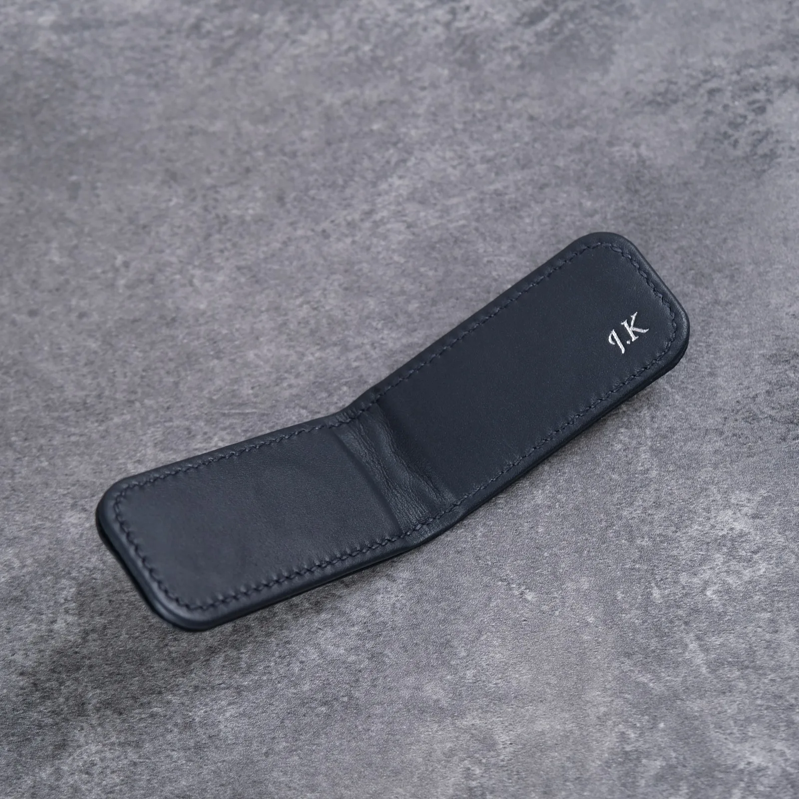 Ảnh Studio Kẹp tiền nam châm da Epsom chần trám màu xanh navy - Koi Leather