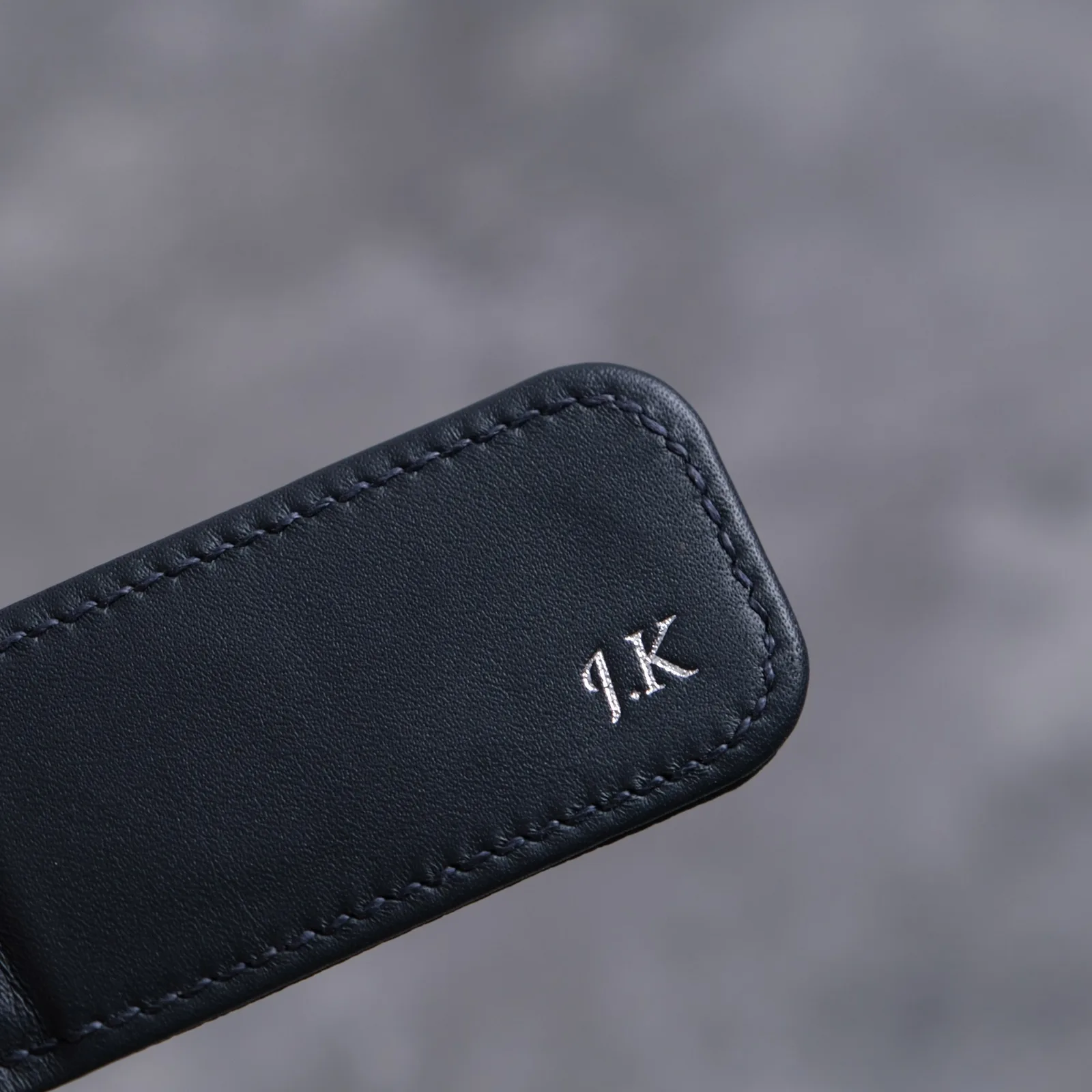 Ảnh Kẹp tiền nam châm da Epsom chần trám màu xanh navy - Koi Leather