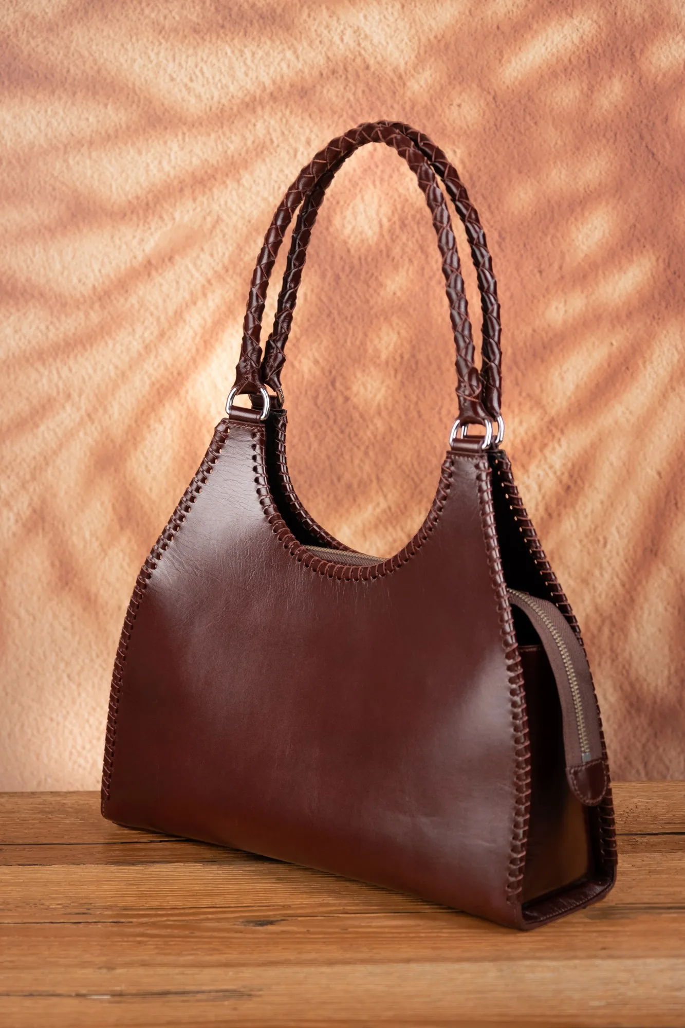 Ảnh Studio Túi hobo da bò màu nâu đỏ quai đan - Koi Leather