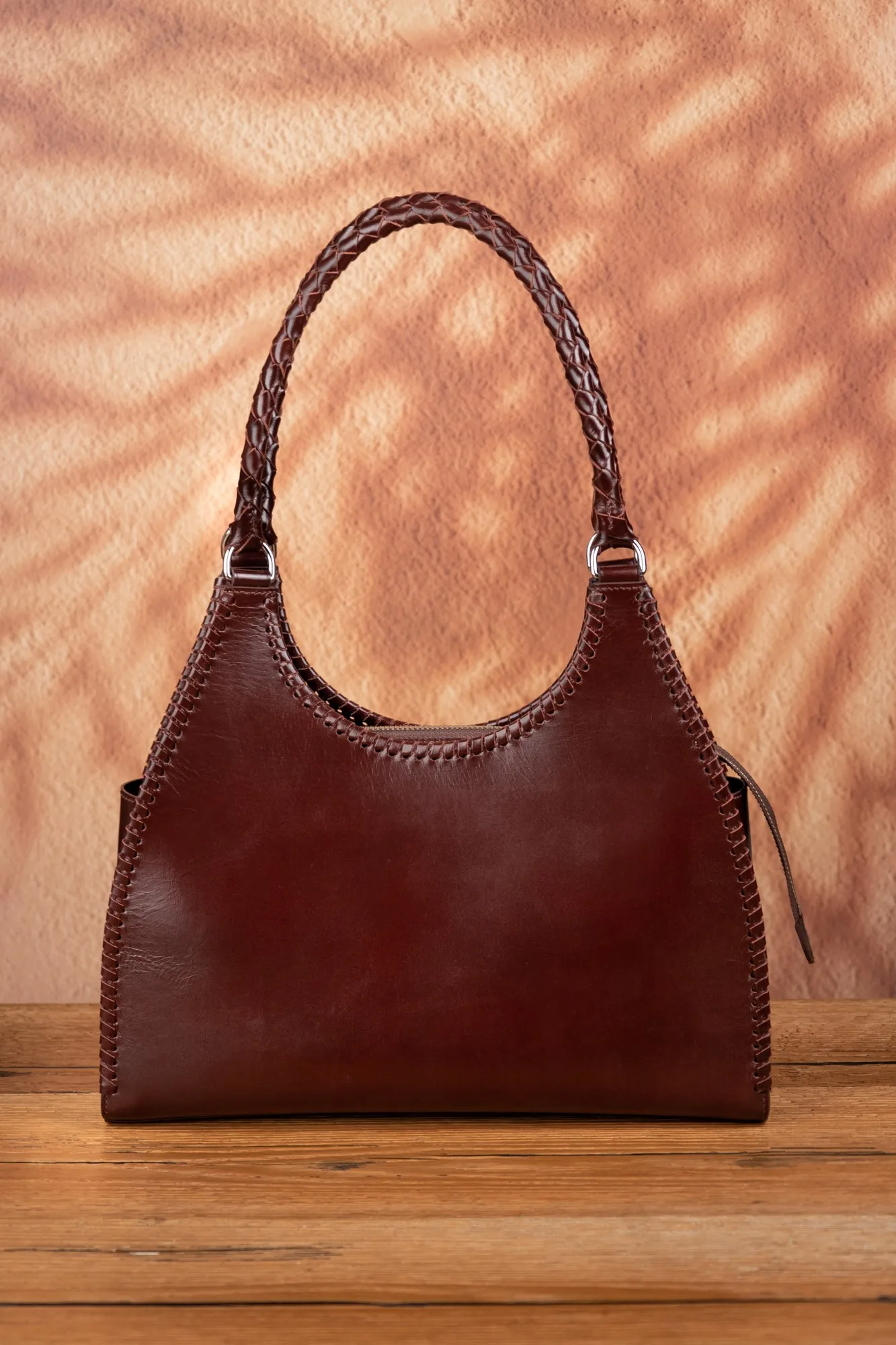 Ảnh Studio Túi hobo da bò màu nâu đỏ quai đan - Koi Leather