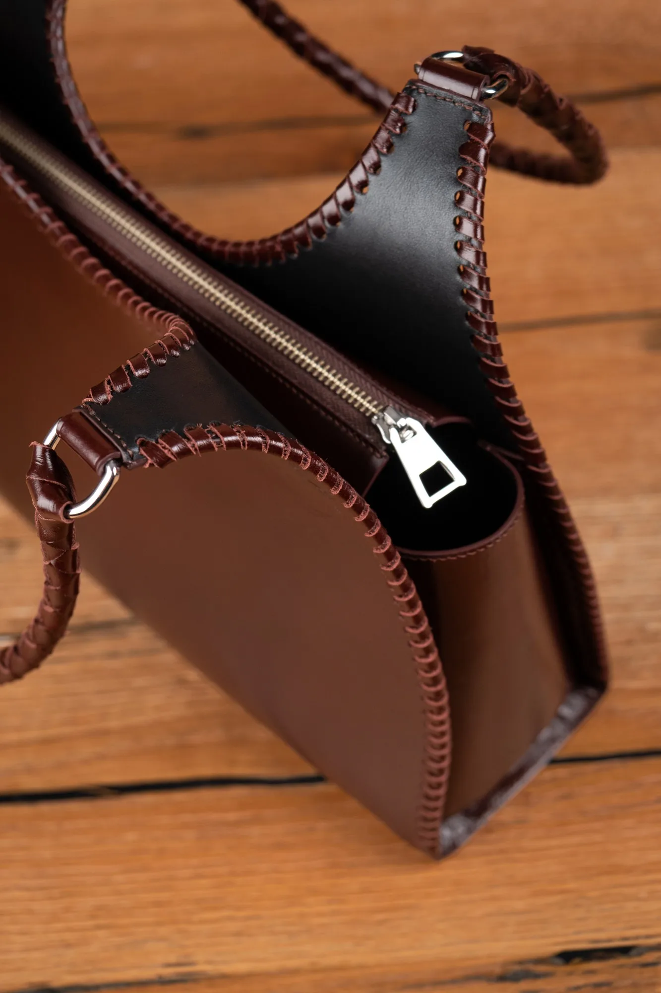 Ảnh Studio Túi hobo da bò màu nâu đỏ quai đan - Koi Leather