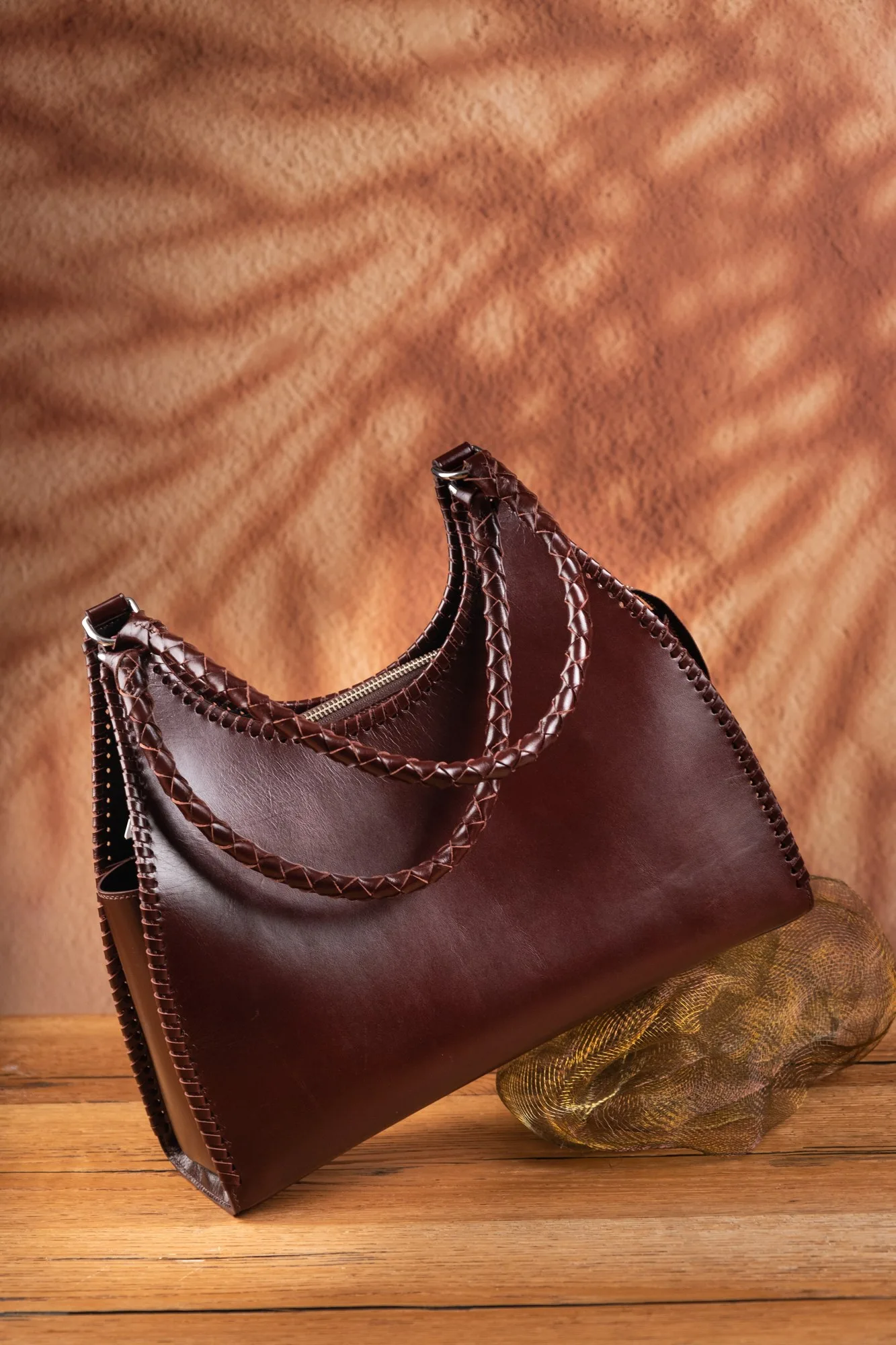 Ảnh Studio Túi hobo da bò màu nâu đỏ quai đan - Koi Leather