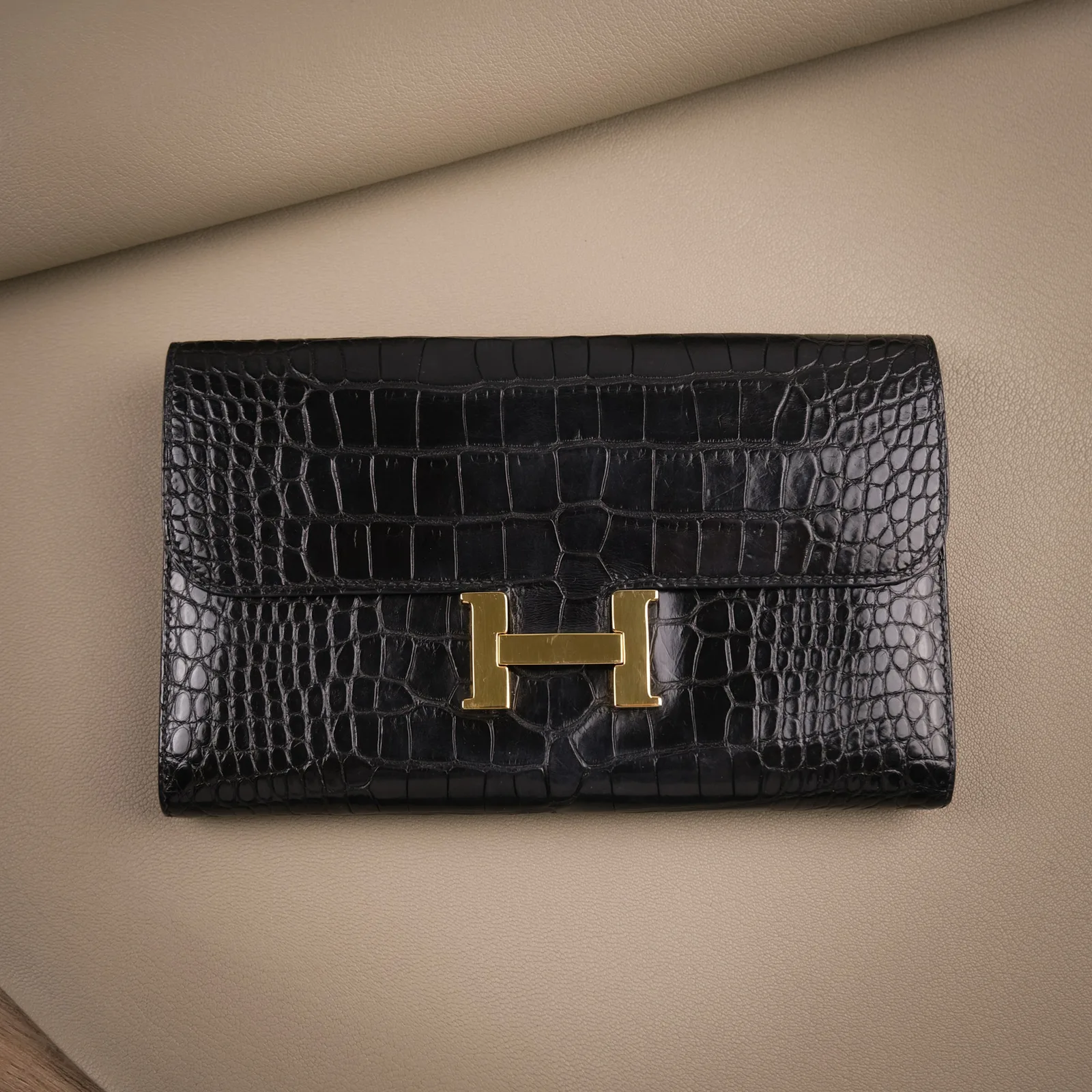 Ảnh Studio Ví dài da cá sấu dáng nắp gập khóa chữ H màu đen - Koi Leather