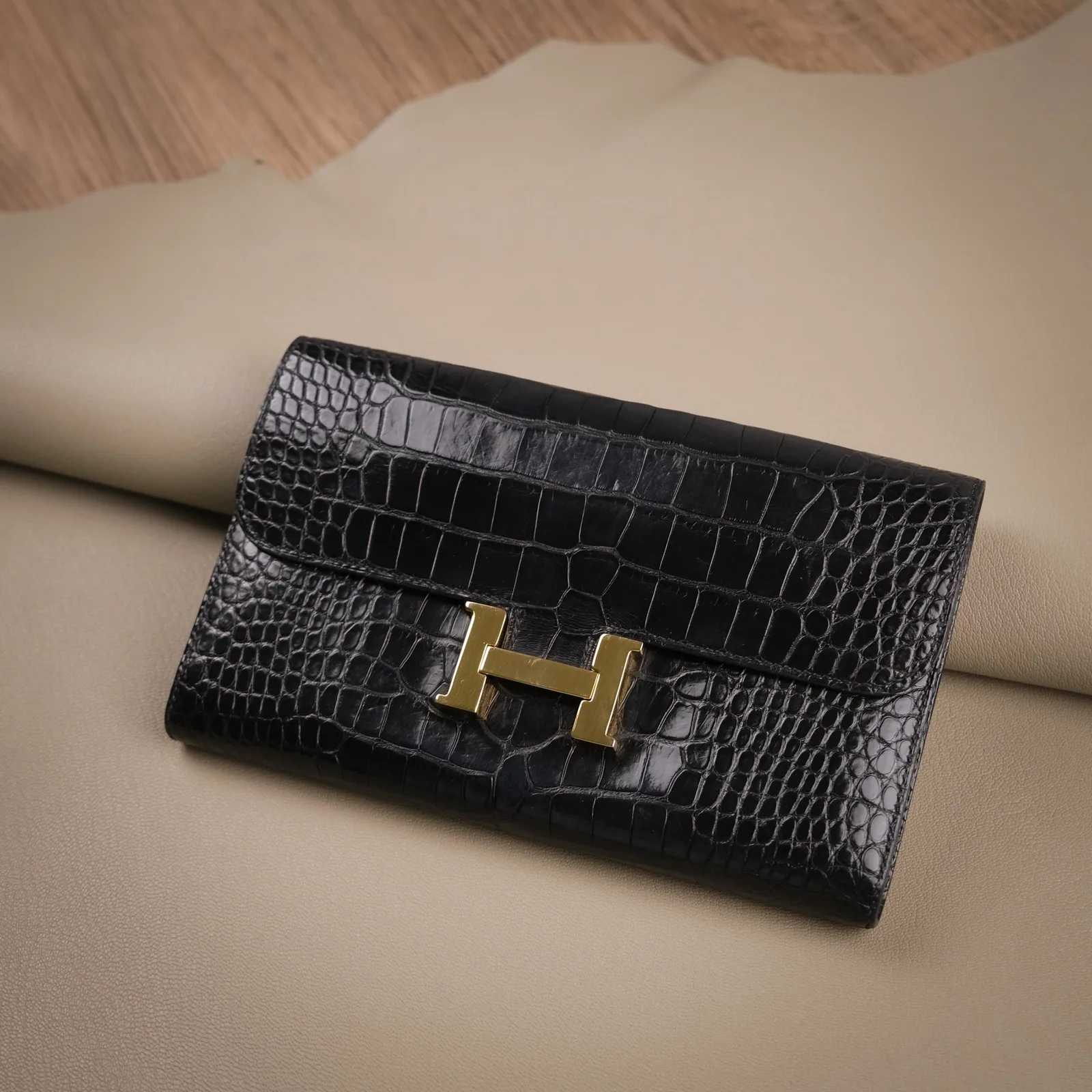 Ảnh Studio Ví dài da cá sấu dáng nắp gập khóa chữ H màu đen - Koi Leather