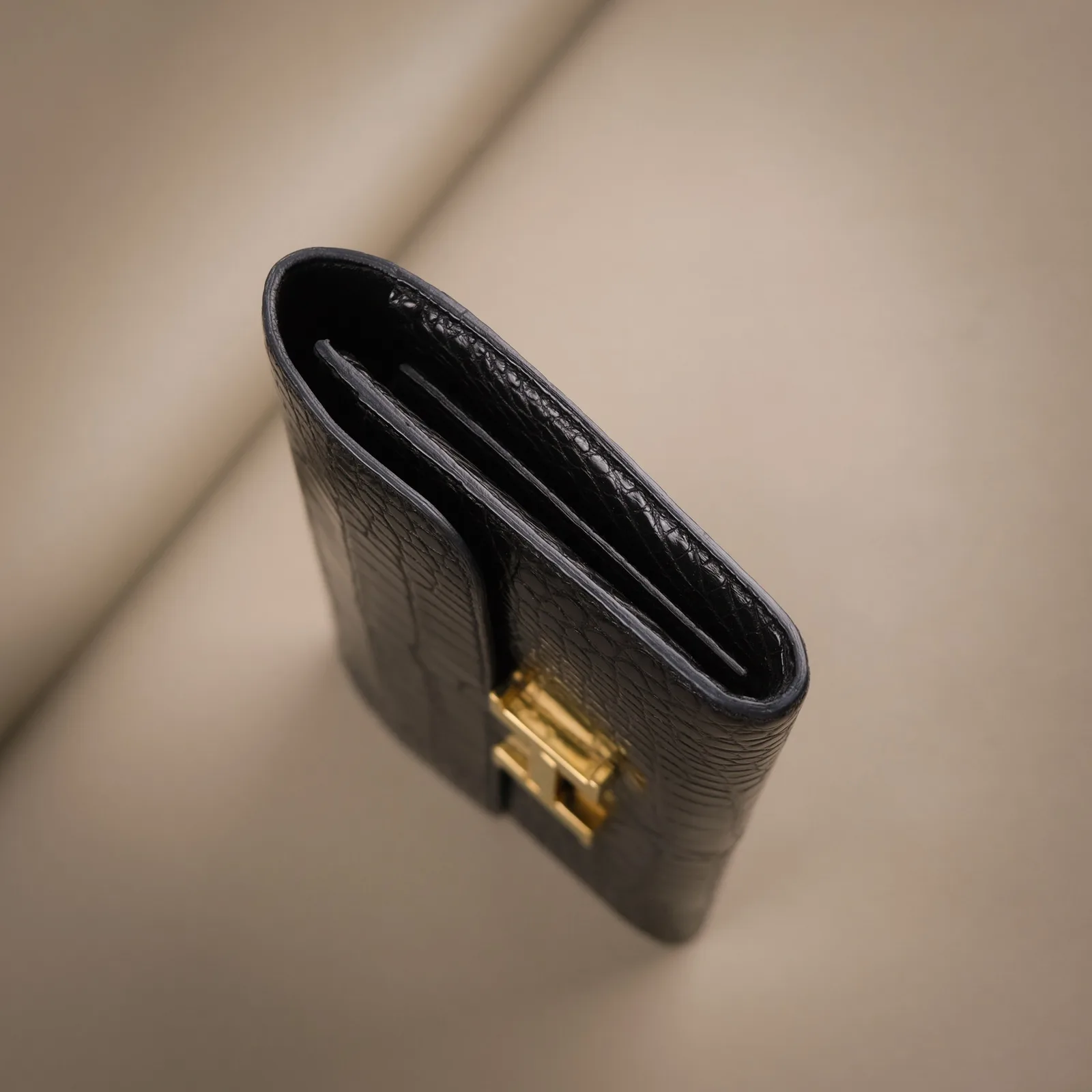 Ảnh Studio Ví dài da cá sấu dáng nắp gập khóa chữ H màu đen - Koi Leather
